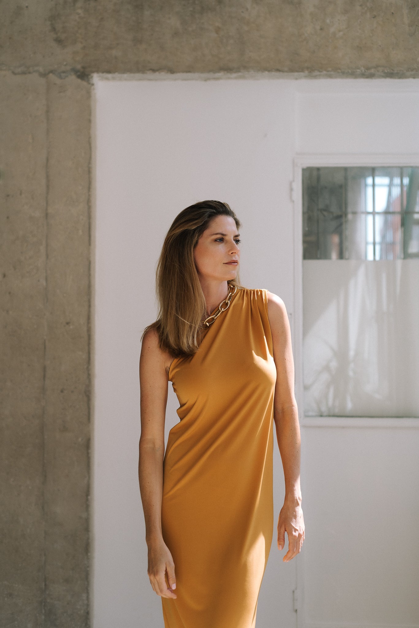 Vestido que no se arruga en color mostaza