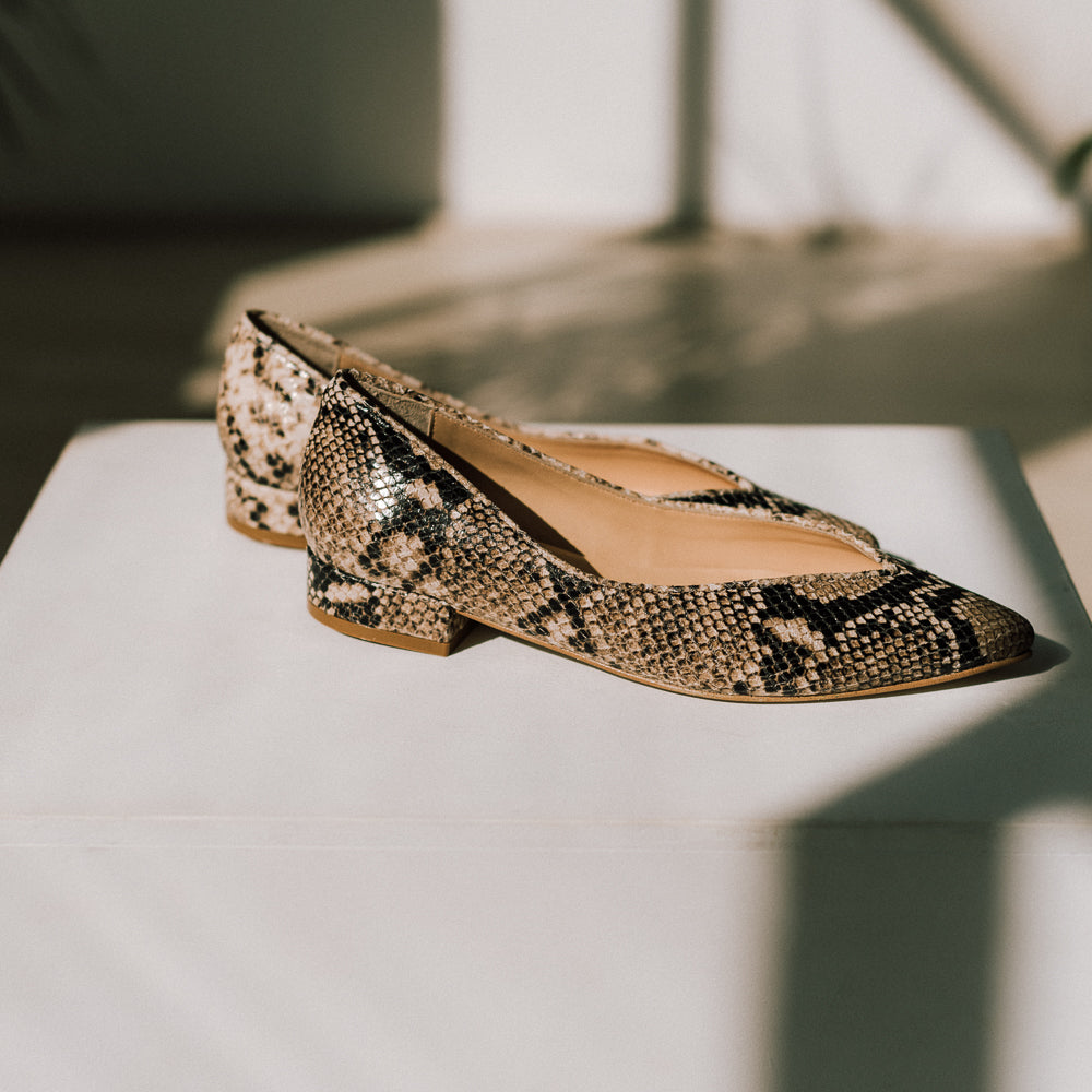 Bailarinas mujer elegantes para el despacho en piel efecto pitón arena