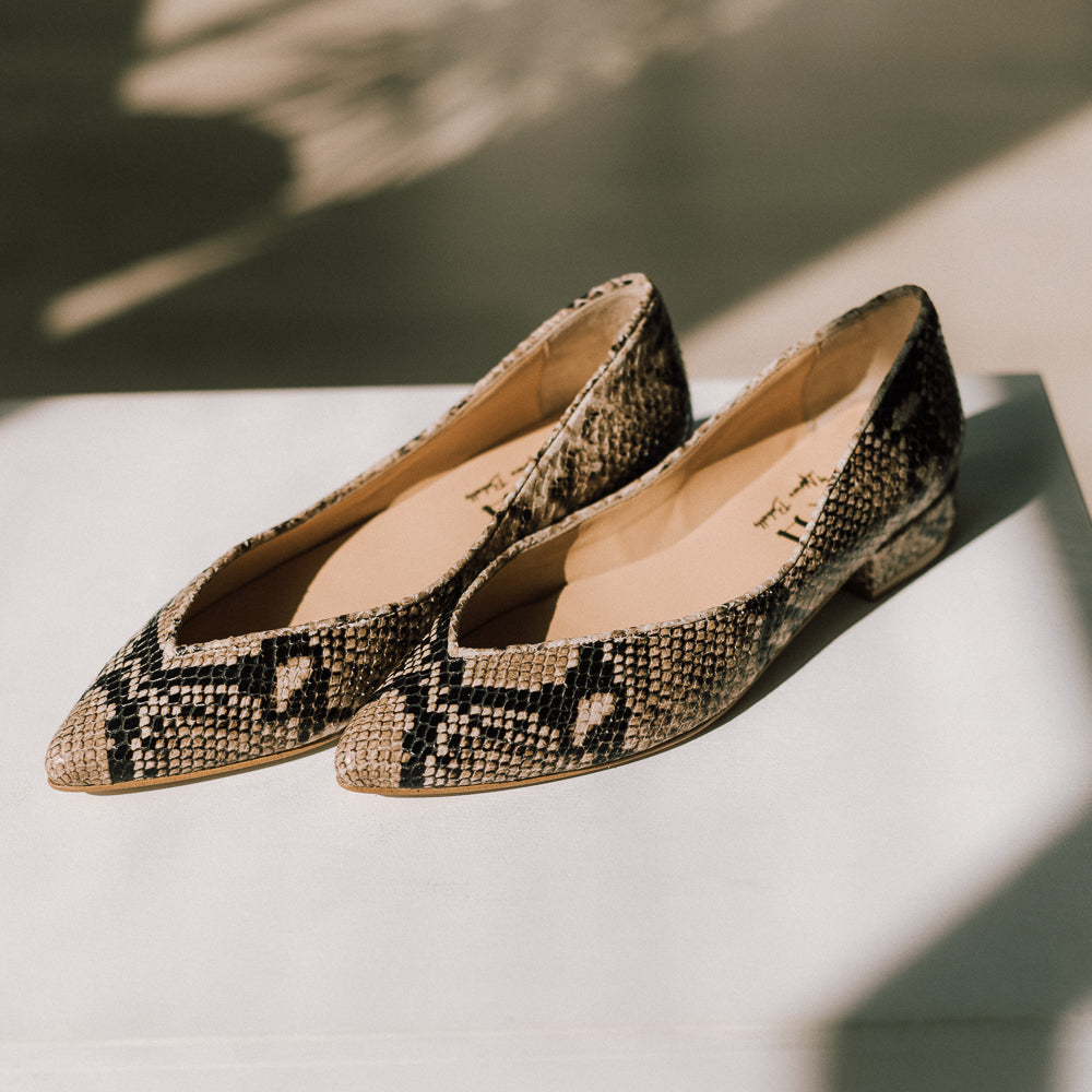 Zapato plano para ir a trabajar cómoda y elegante en piel efecto pitón arena
