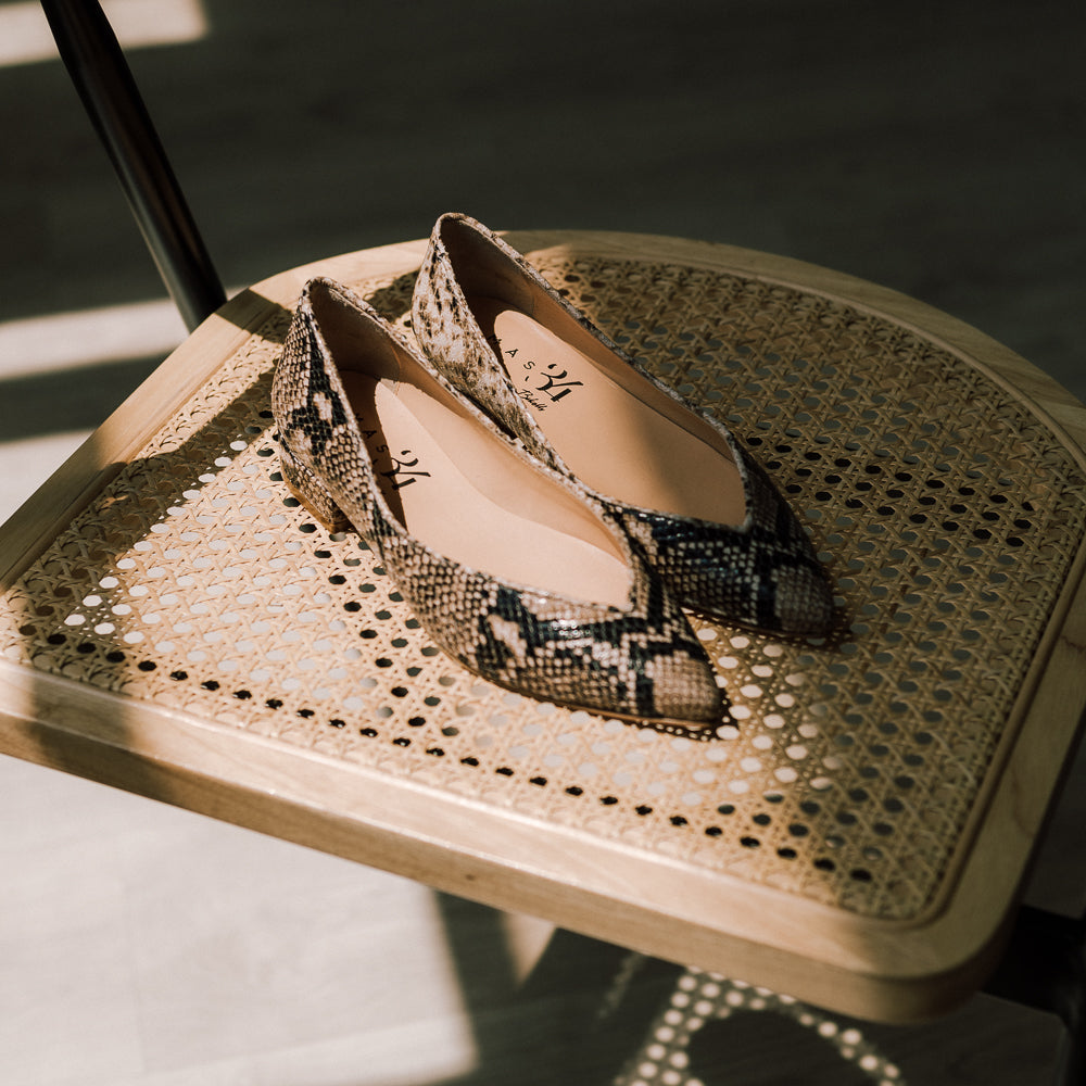 Zapatos planos de mujer elegantes para ir al trabajo en piel efecto pitón arena