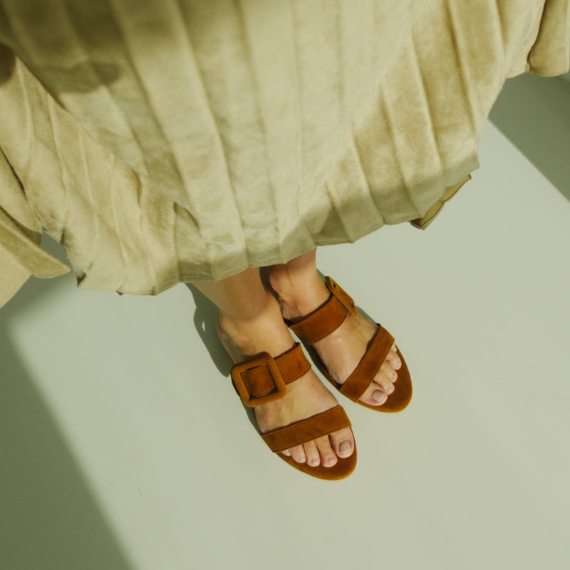 MARÍA FLAT SANDAL IN COGNAC SUEDE