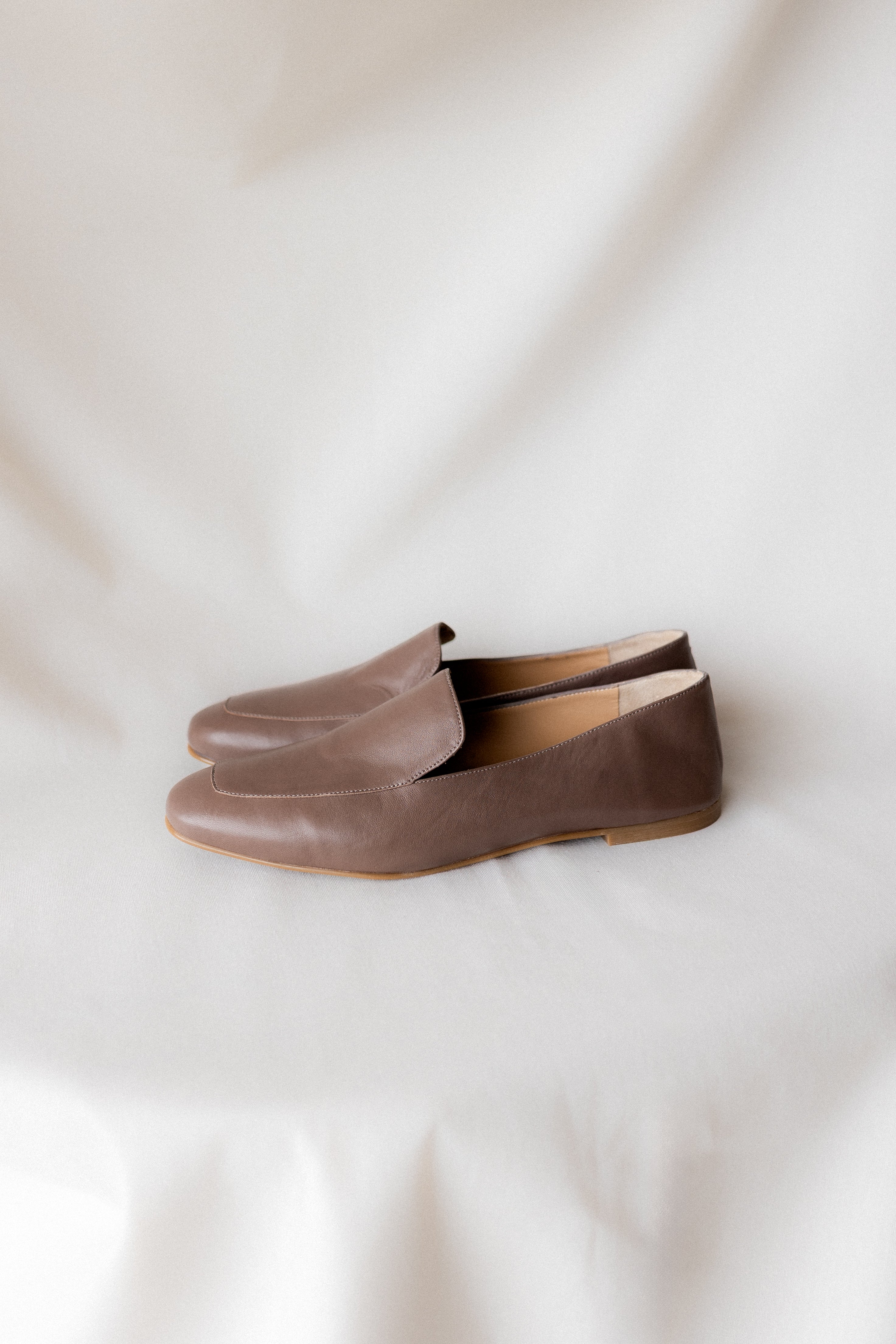 MOCASÍN BLANCA PIEL TAUPE