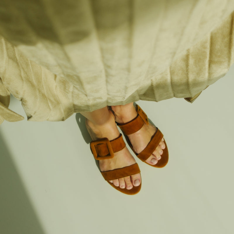 MARÍA FLAT SANDAL IN COGNAC SUEDE