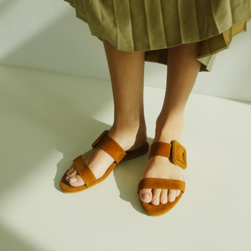 MARÍA FLAT SANDAL IN COGNAC SUEDE