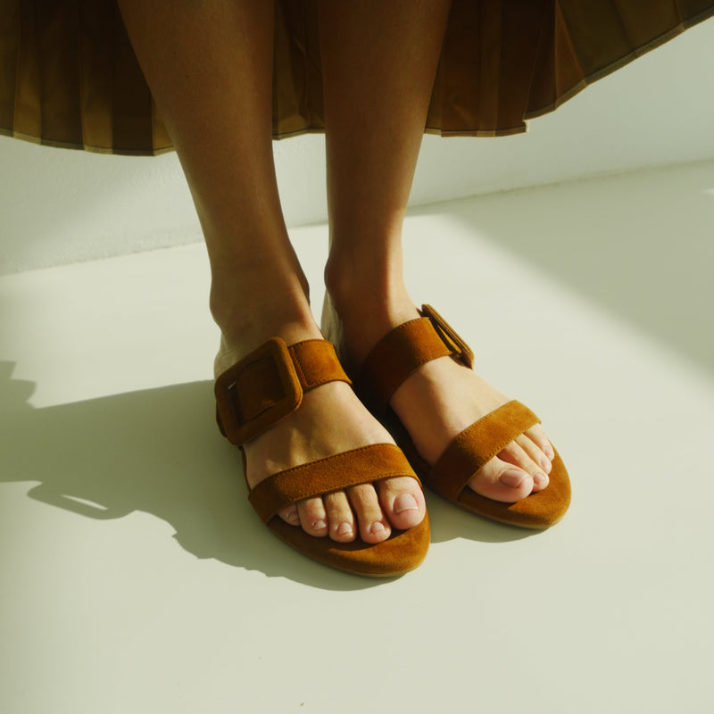 MARÍA FLAT SANDAL IN COGNAC SUEDE