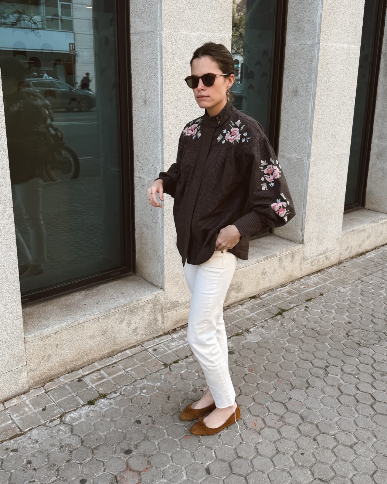 Mujer con bailarinas en ante marrón con un lazo en el delantero y acabada en punta redonda.