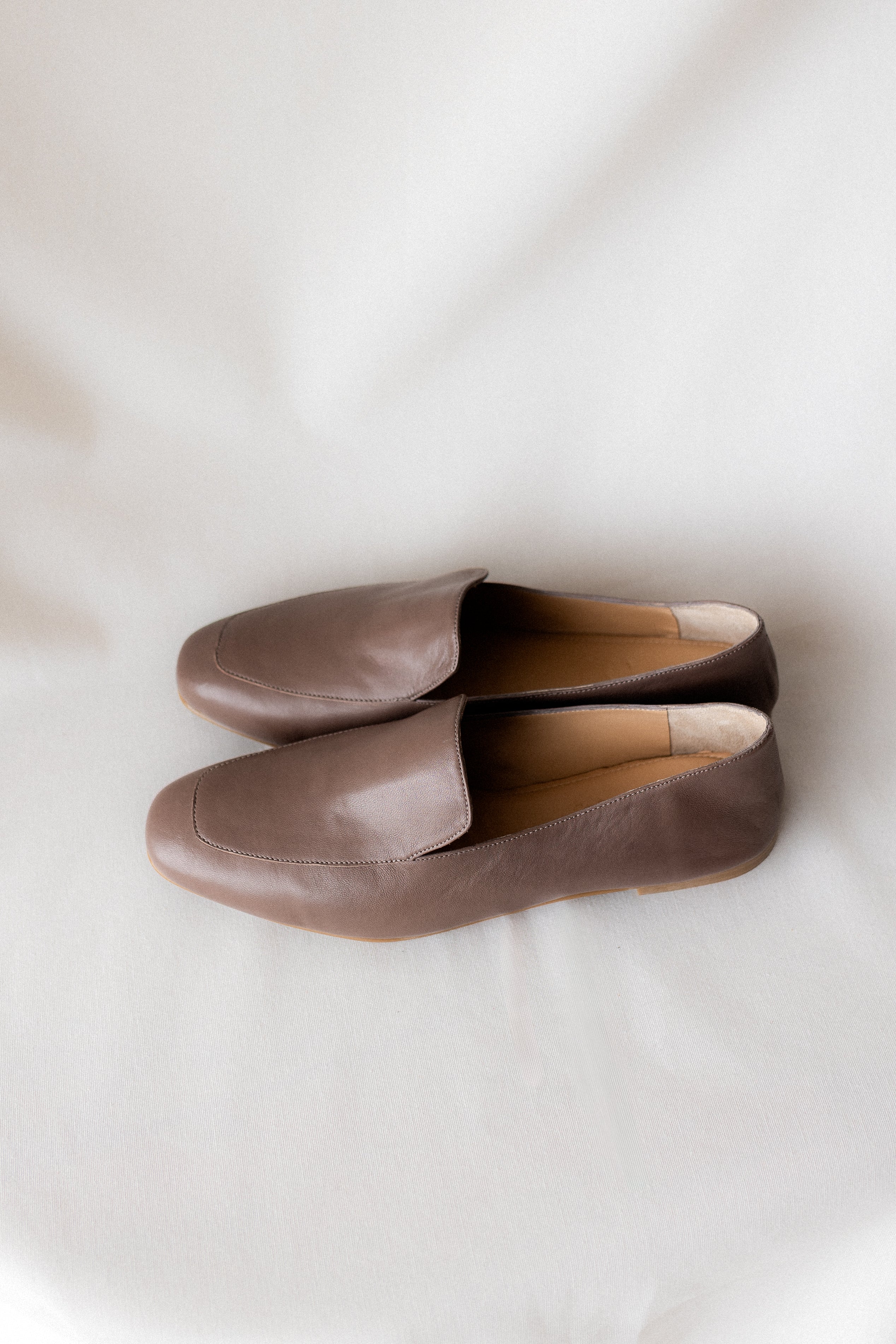MOCASÍN BLANCA PIEL TAUPE