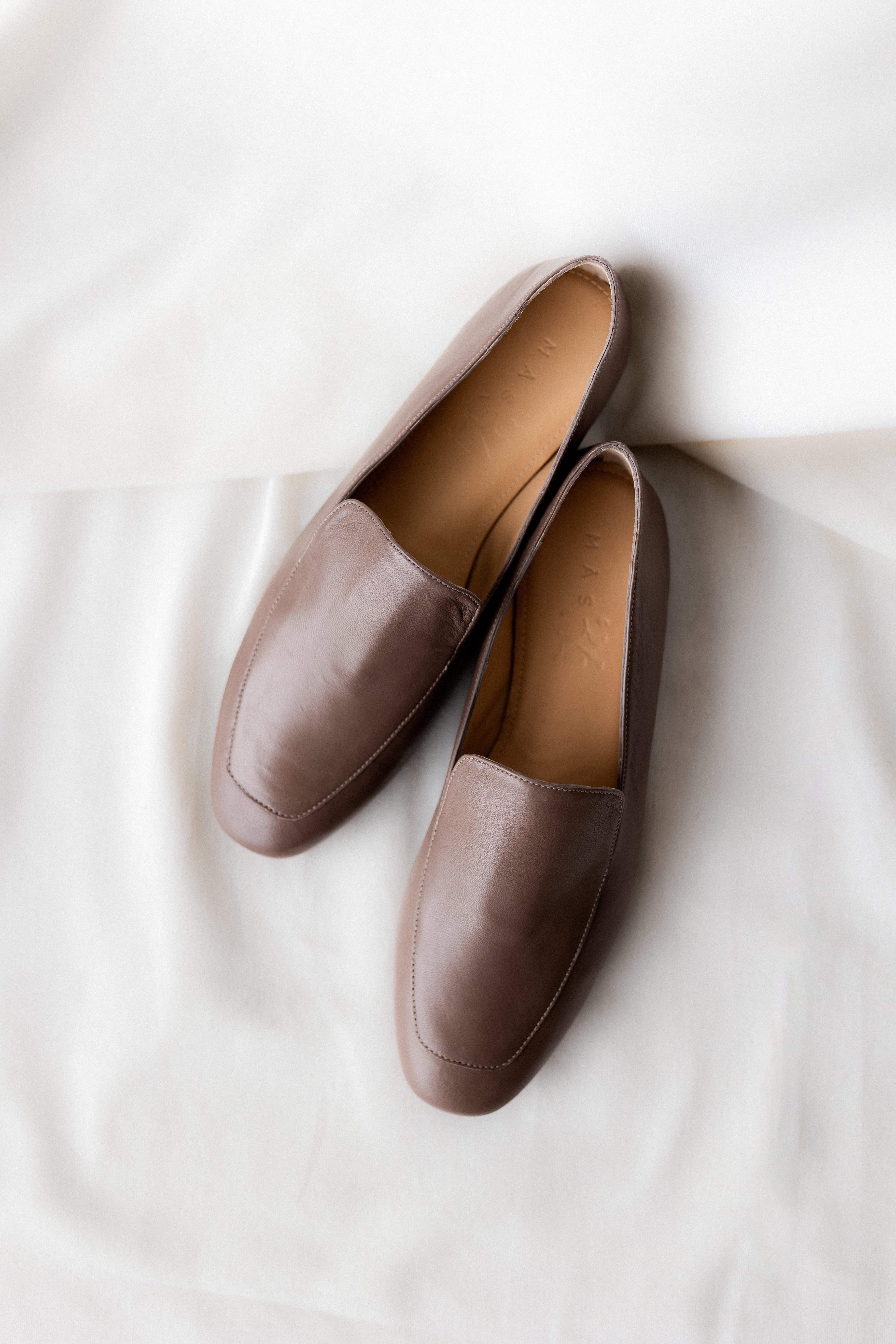 MOCASÍN BLANCA PIEL TAUPE