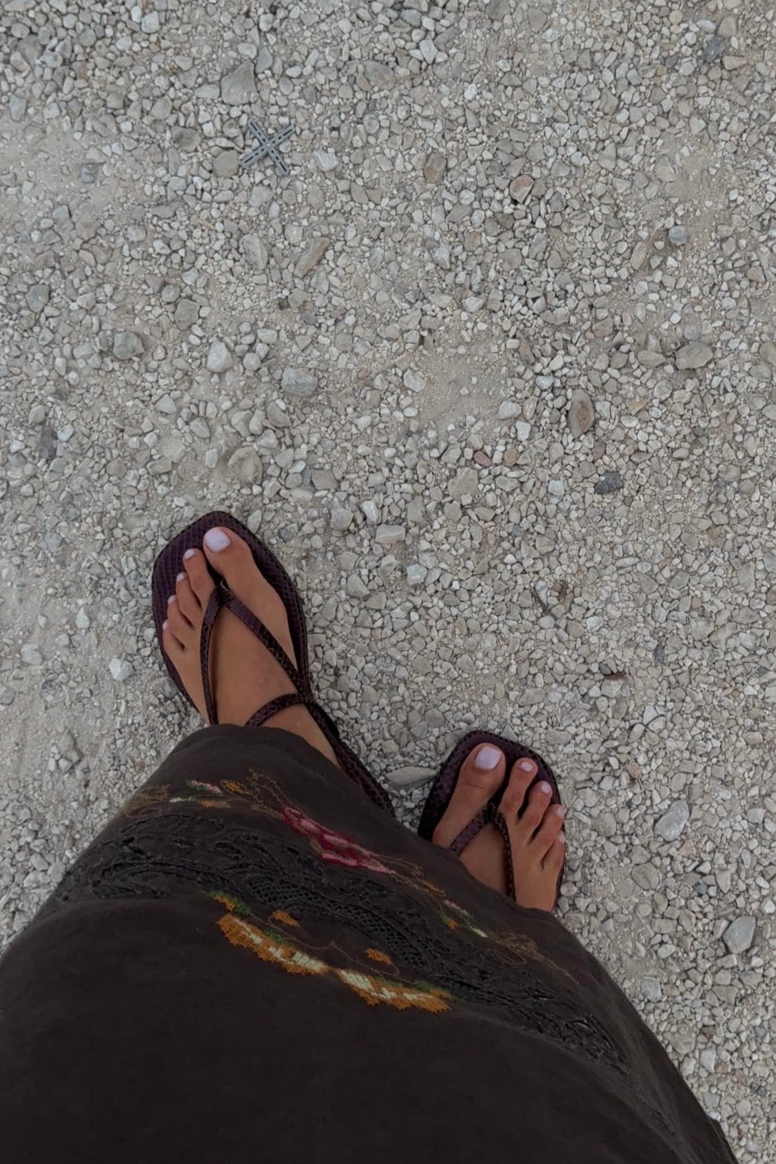 NOOR FLAT SANDAL IN BROWN LAMINATED LEATHER