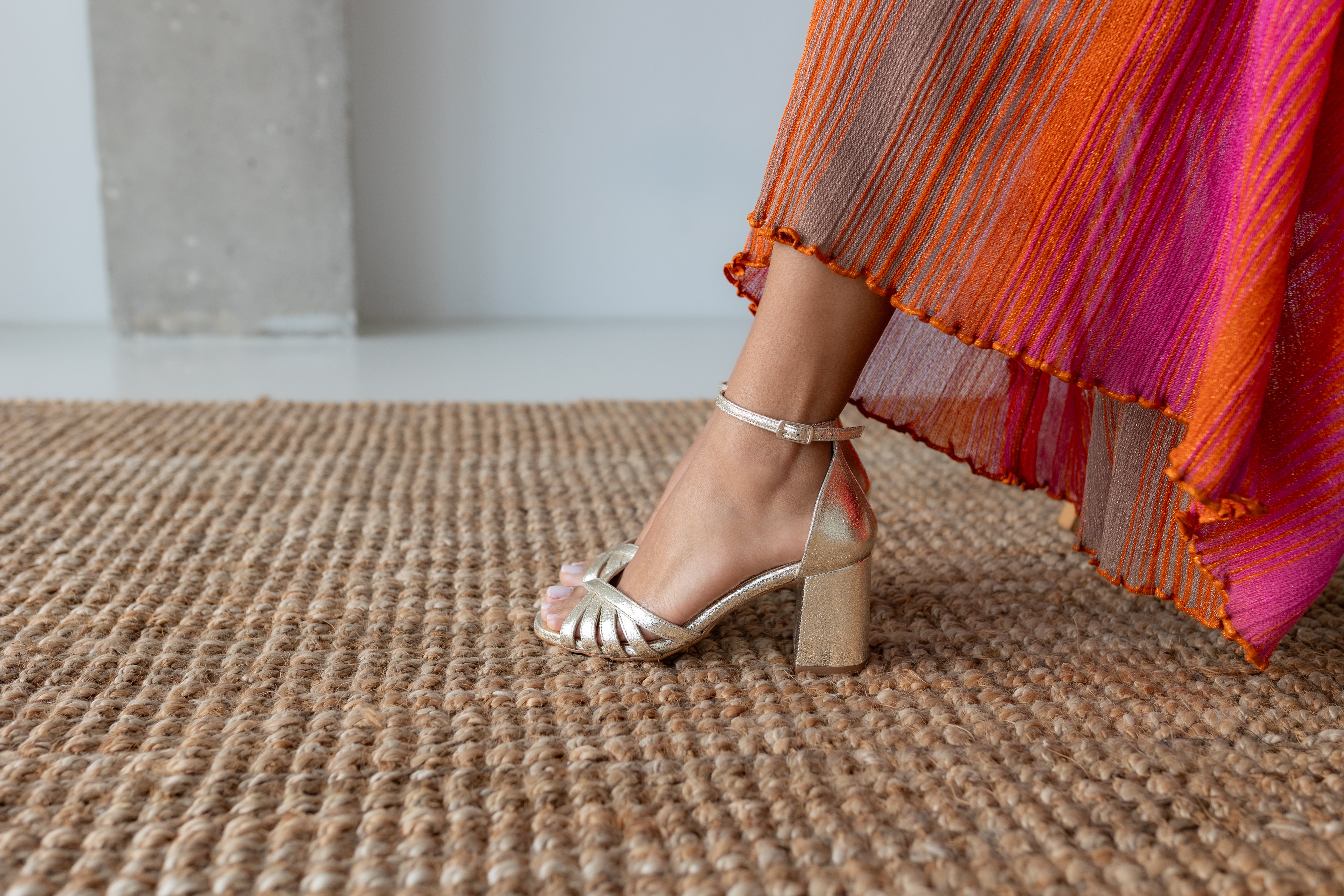 SANDALIA OTTO PIEL GRABADA PLATINO TACÓN 6CM