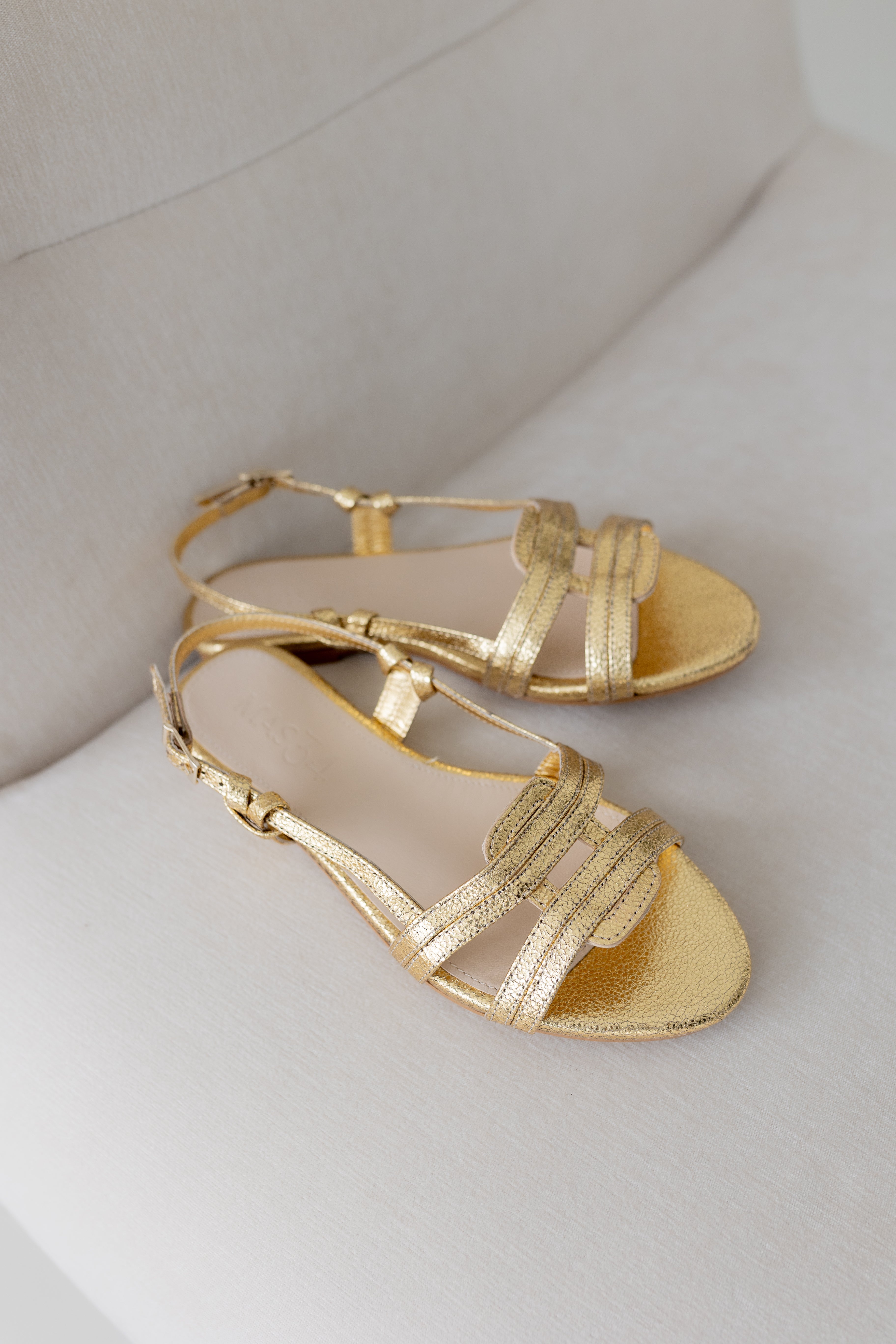 SANDALIA PLANA JULIETA PIEL LAMINADO ORO