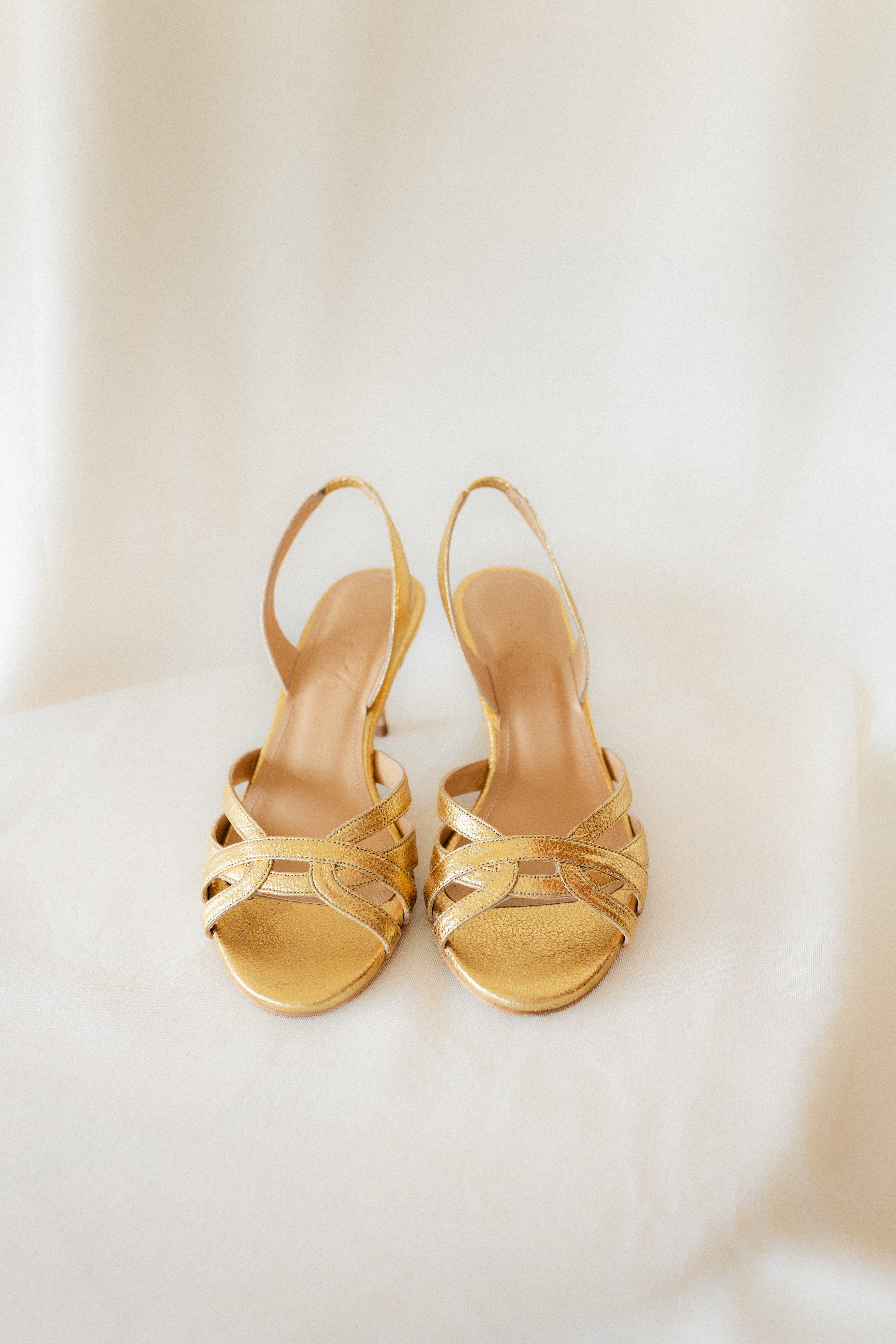 SANDALIA SIRA PIEL GRABADA ORO TACÓN 6CM