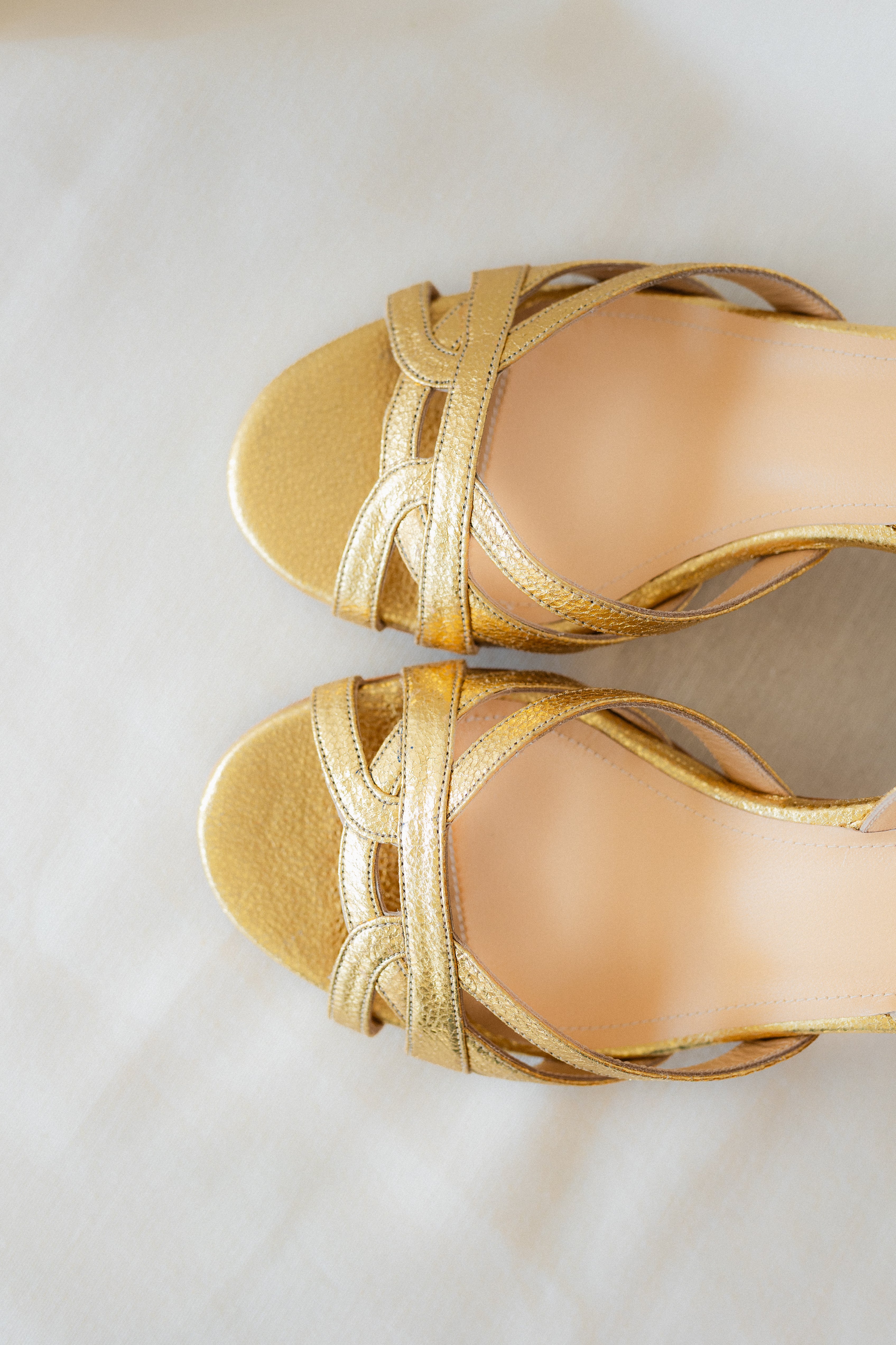 SANDALIA SIRA PIEL GRABADA ORO TACÓN 6CM