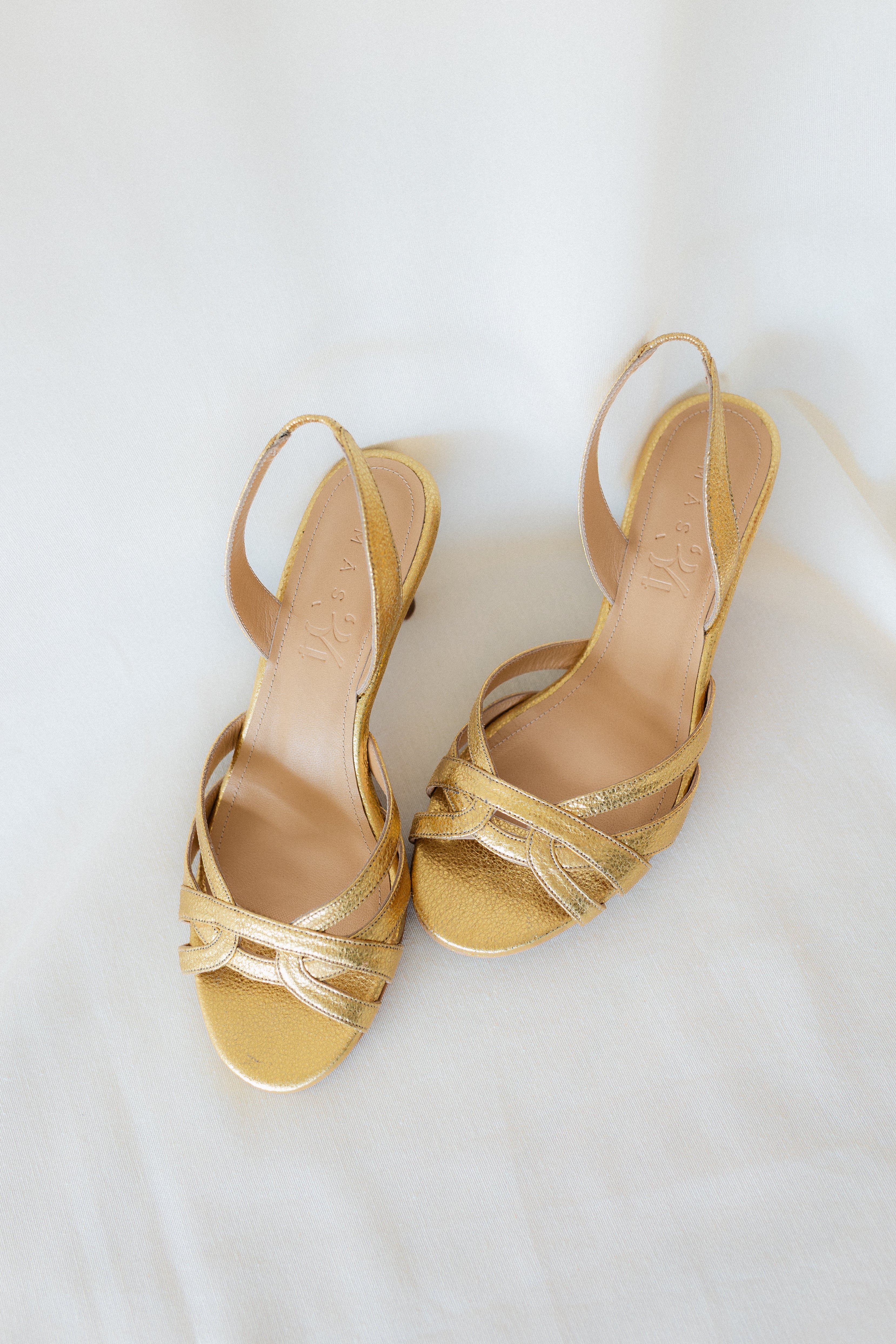 SANDALIA SIRA PIEL GRABADA ORO TACÓN 6CM