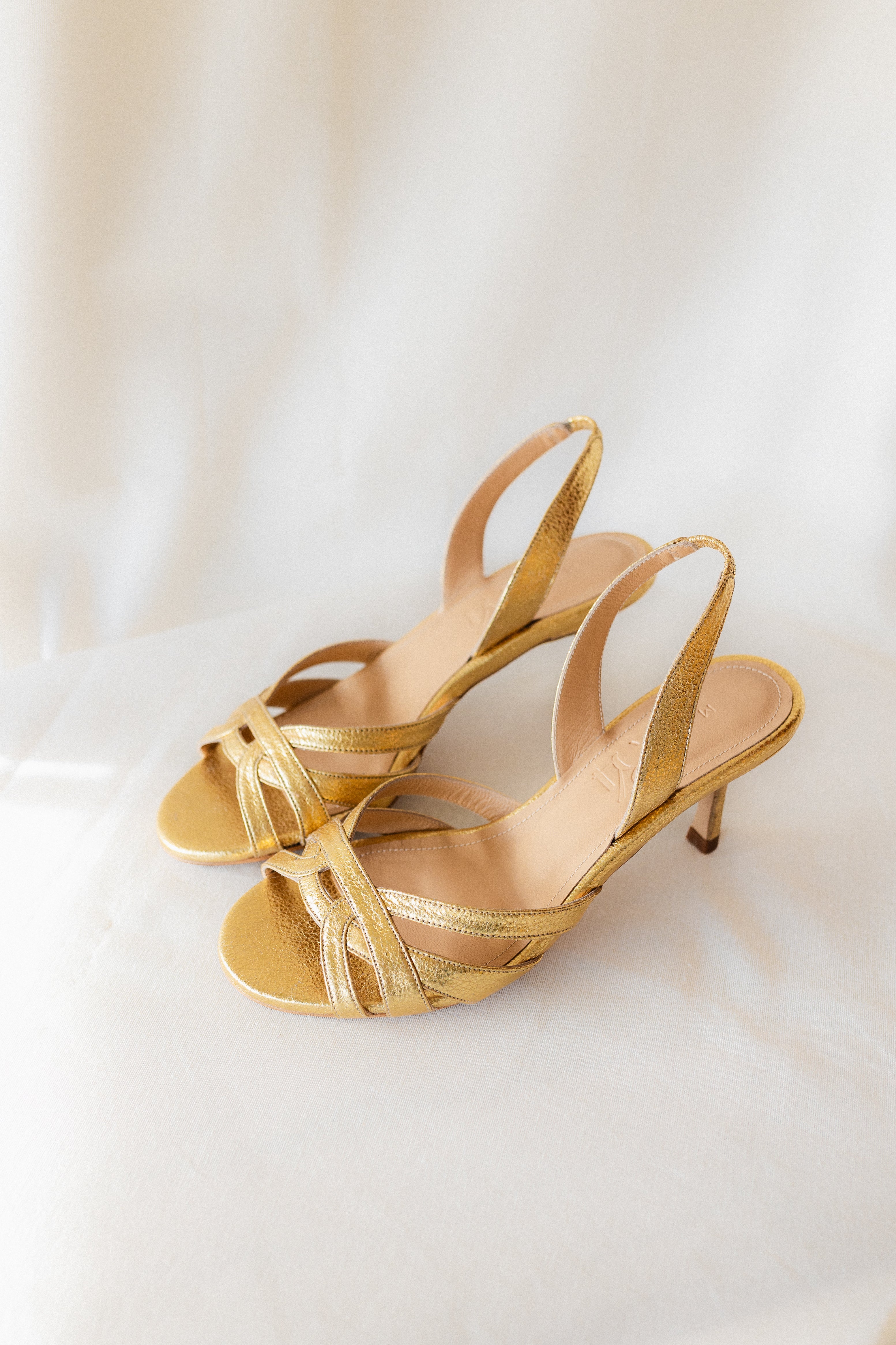 SANDALIA SIRA PIEL GRABADA ORO TACÓN 6CM