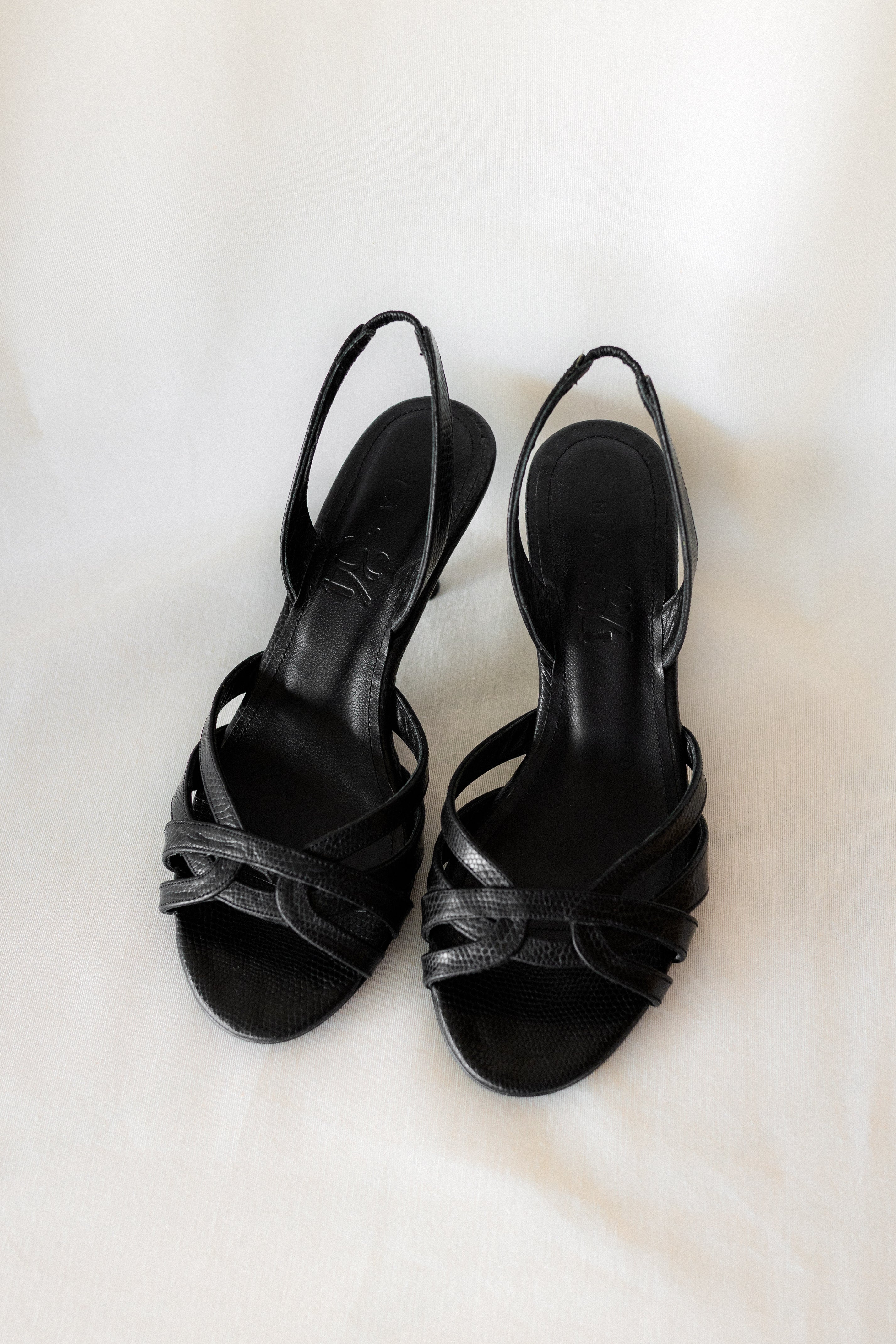 SANDALIA SIRA PIEL GRABADA NEGRA TACÓN 6CM