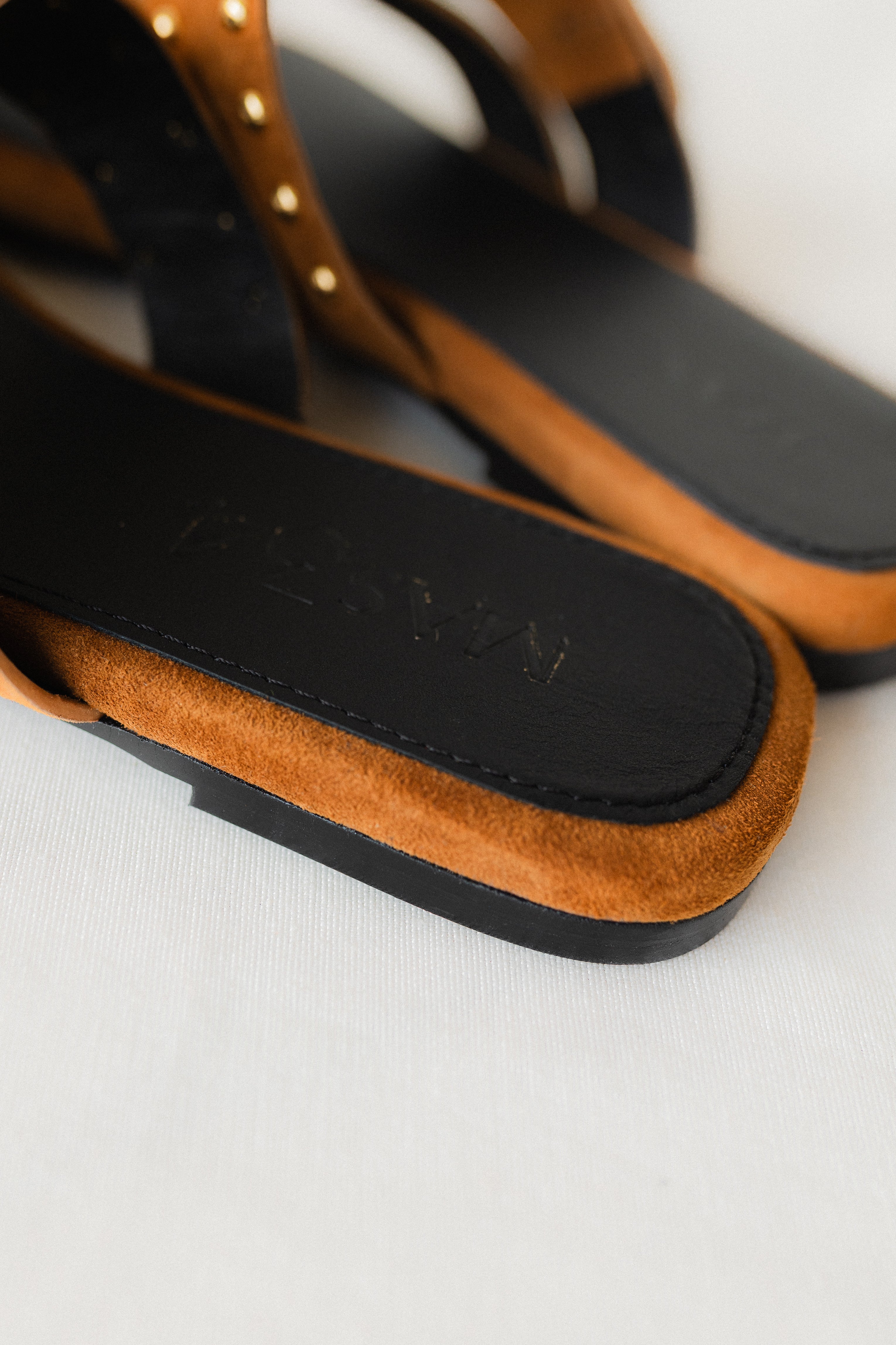 MAX FLAT SANDAL IN NUDE EMBOSSED LEATHER