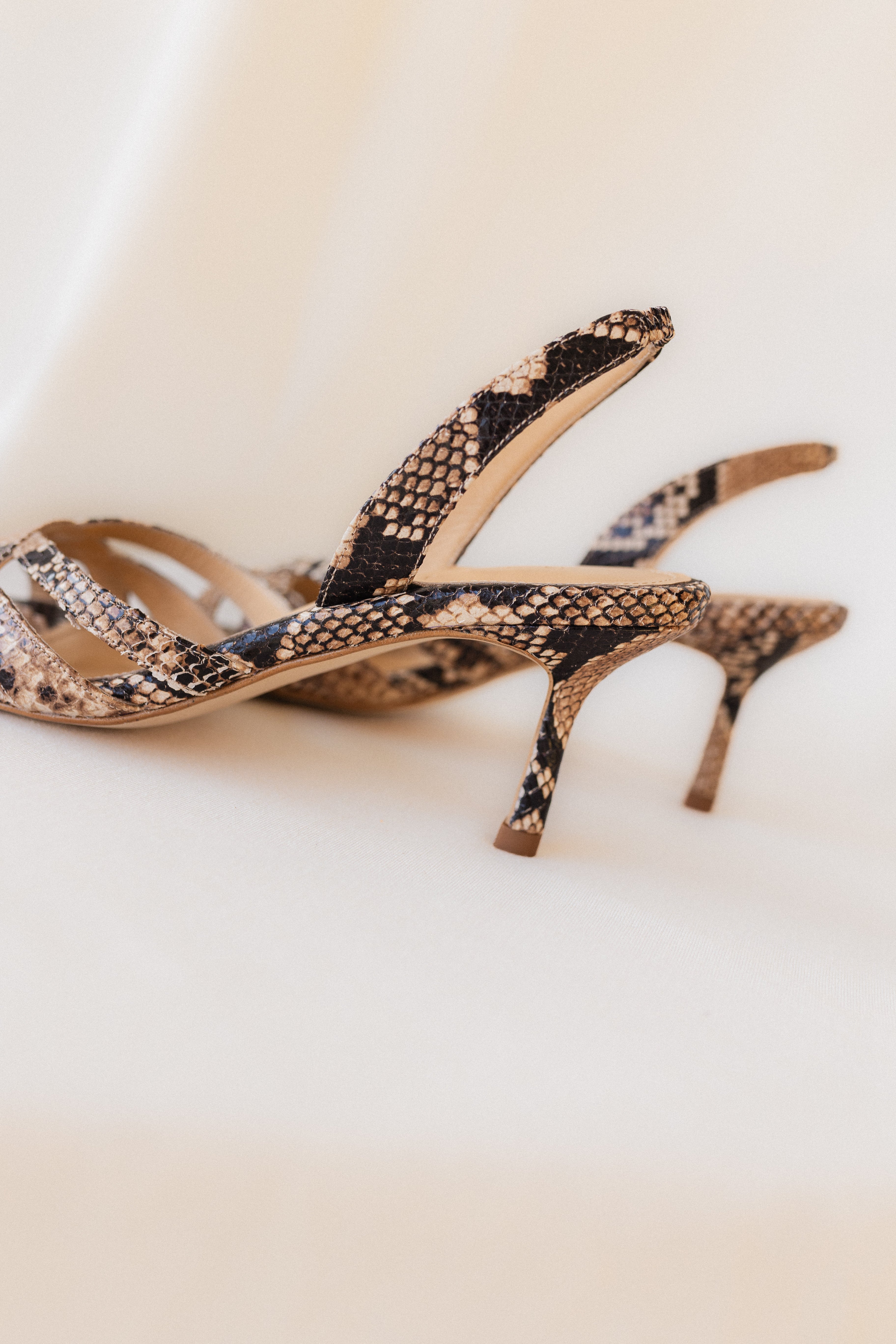 SANDALIA SIRA PIEL EFECTO PITÓN NATURAL TACÓN 6CM