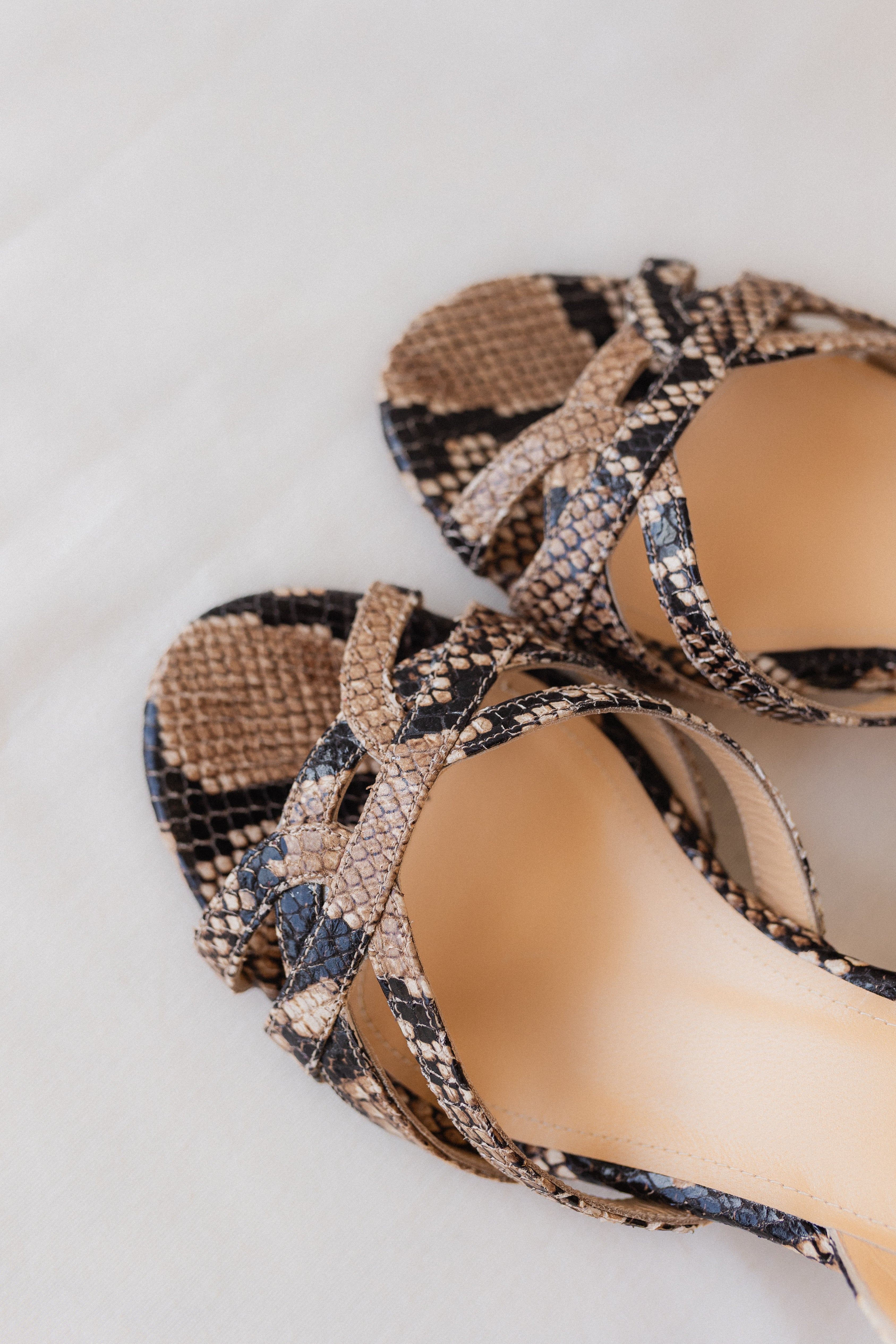Sandalia sofisticada en piel efecto pitón natural con tacón 6 cm.