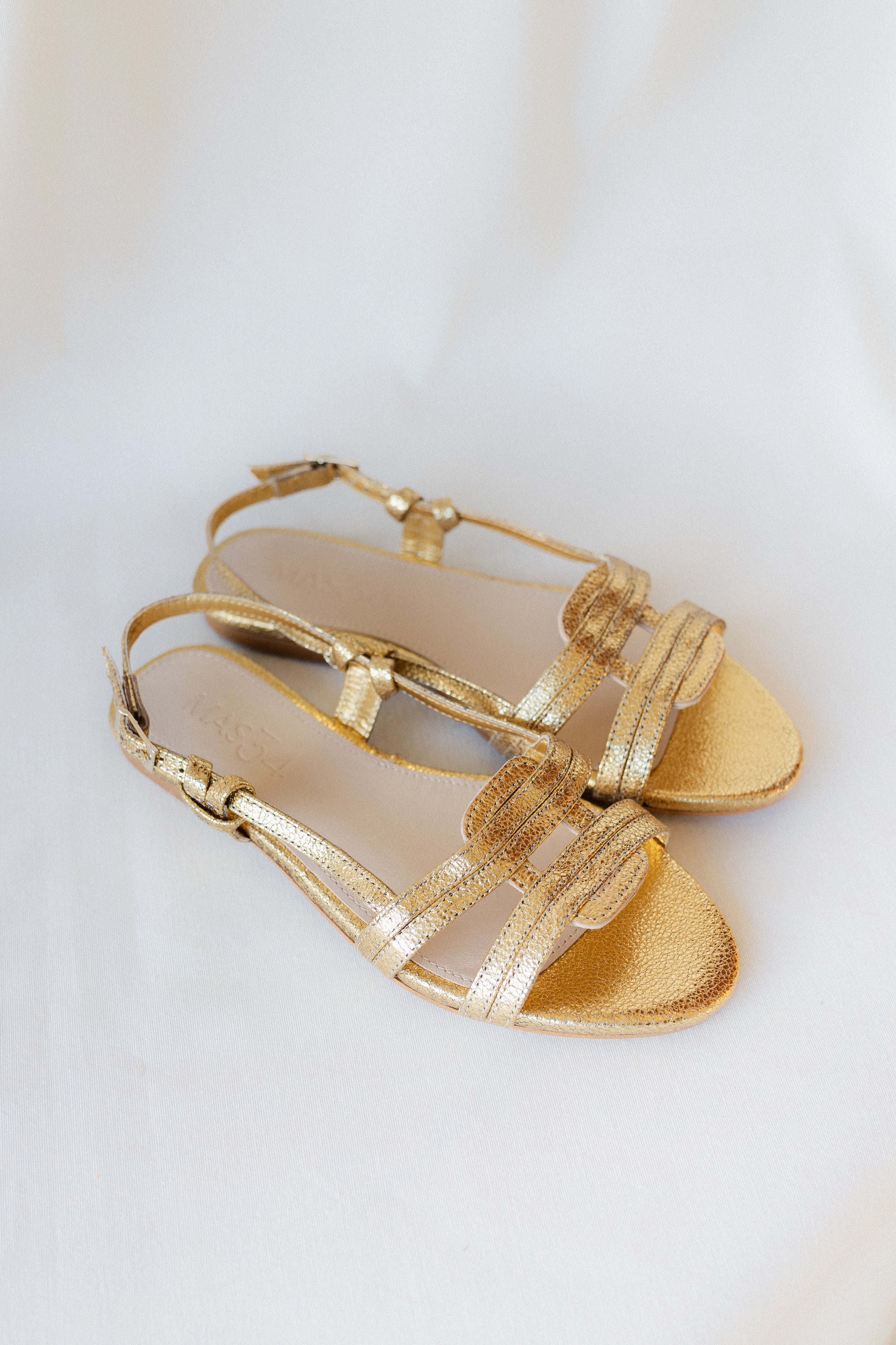 SANDALIA PLANA JULIETA PIEL LAMINADO ORO