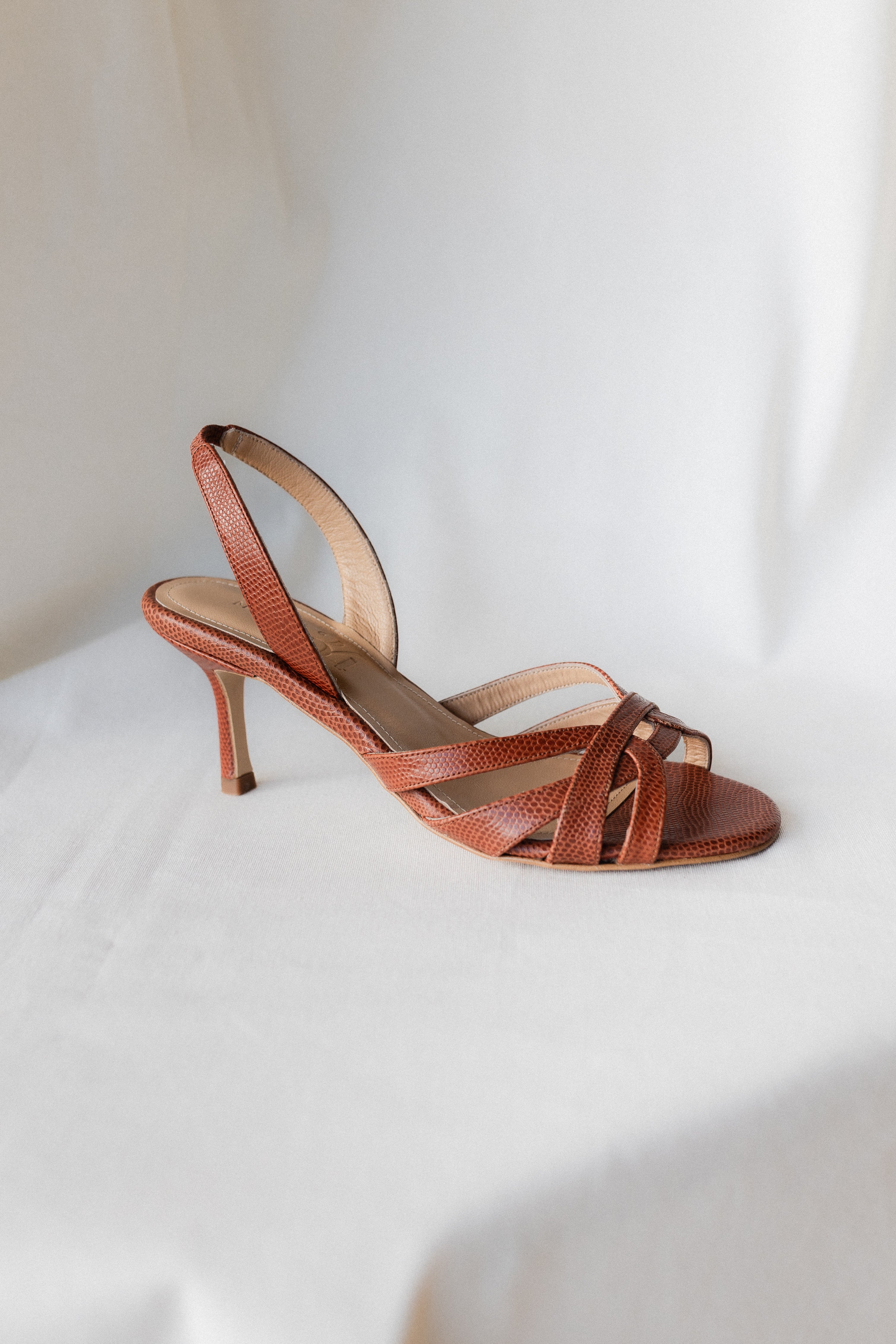 SANDALIA SIRA PIEL GRABADA MARRÓN TACÓN 6CM