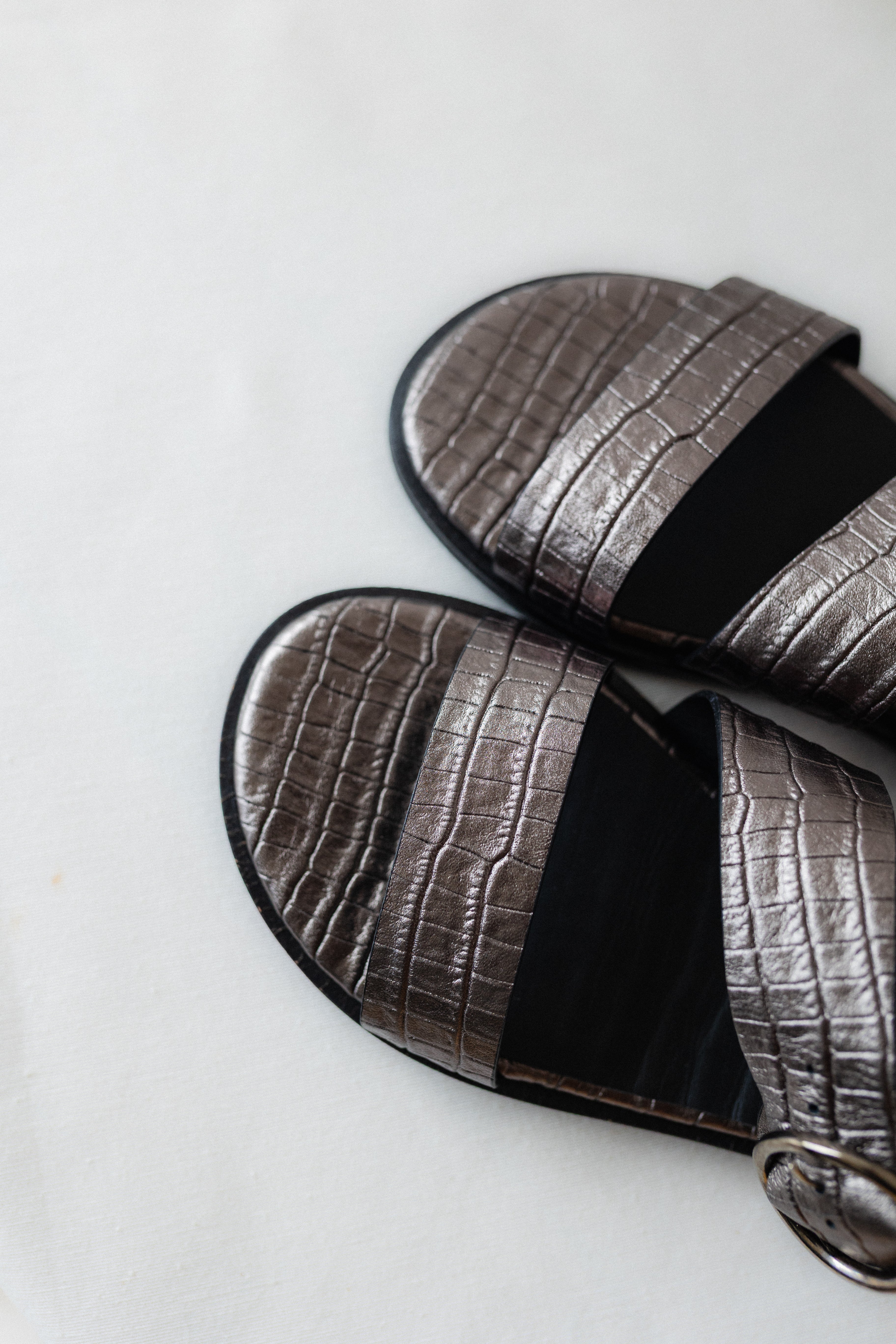 COSME FLAT SANDAL PLATINUM LAMINATED LEATHER