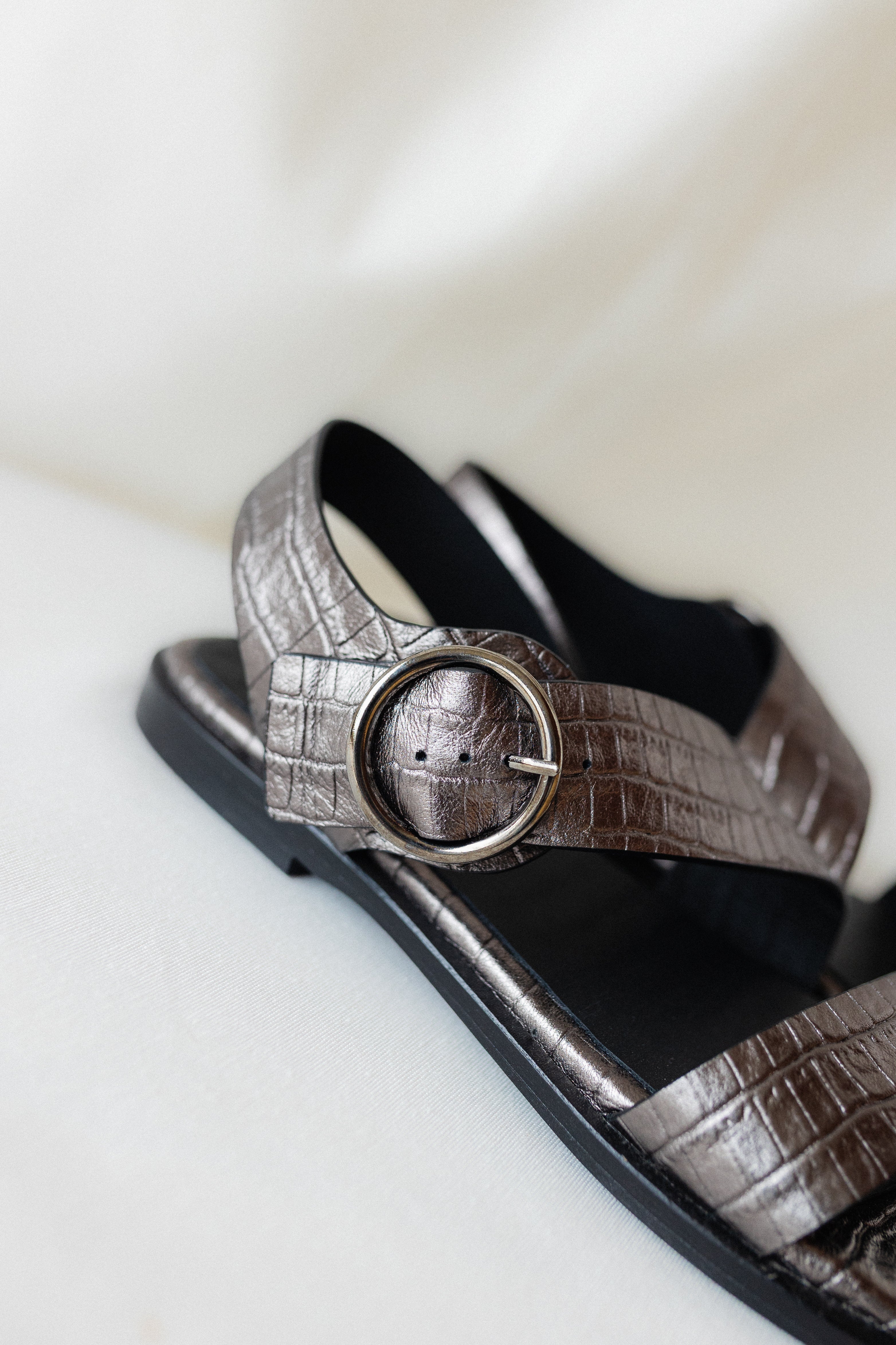 COSME FLAT SANDAL PLATINUM LAMINATED LEATHER
