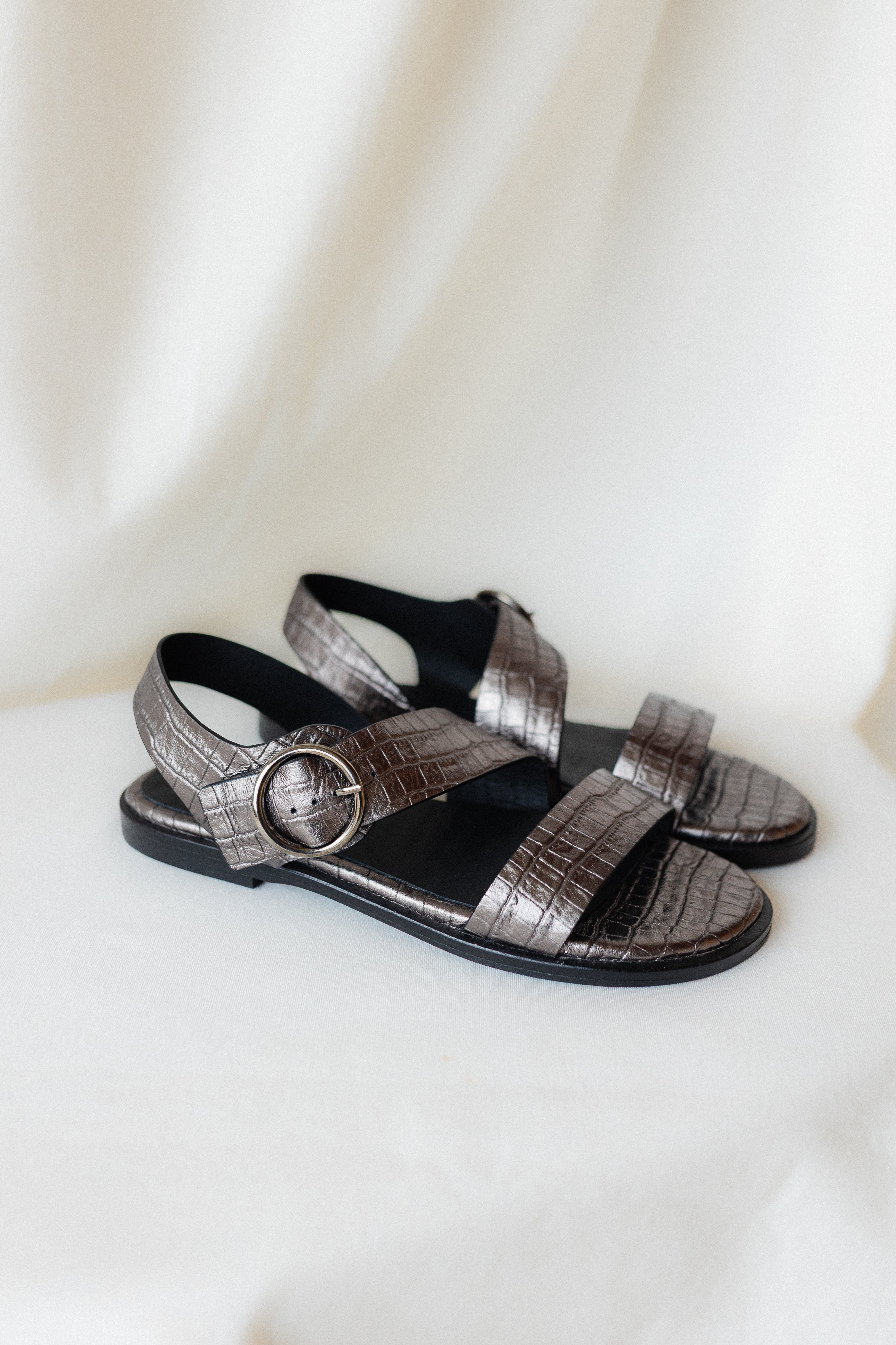 COSME FLAT SANDAL PLATINUM LAMINATED LEATHER