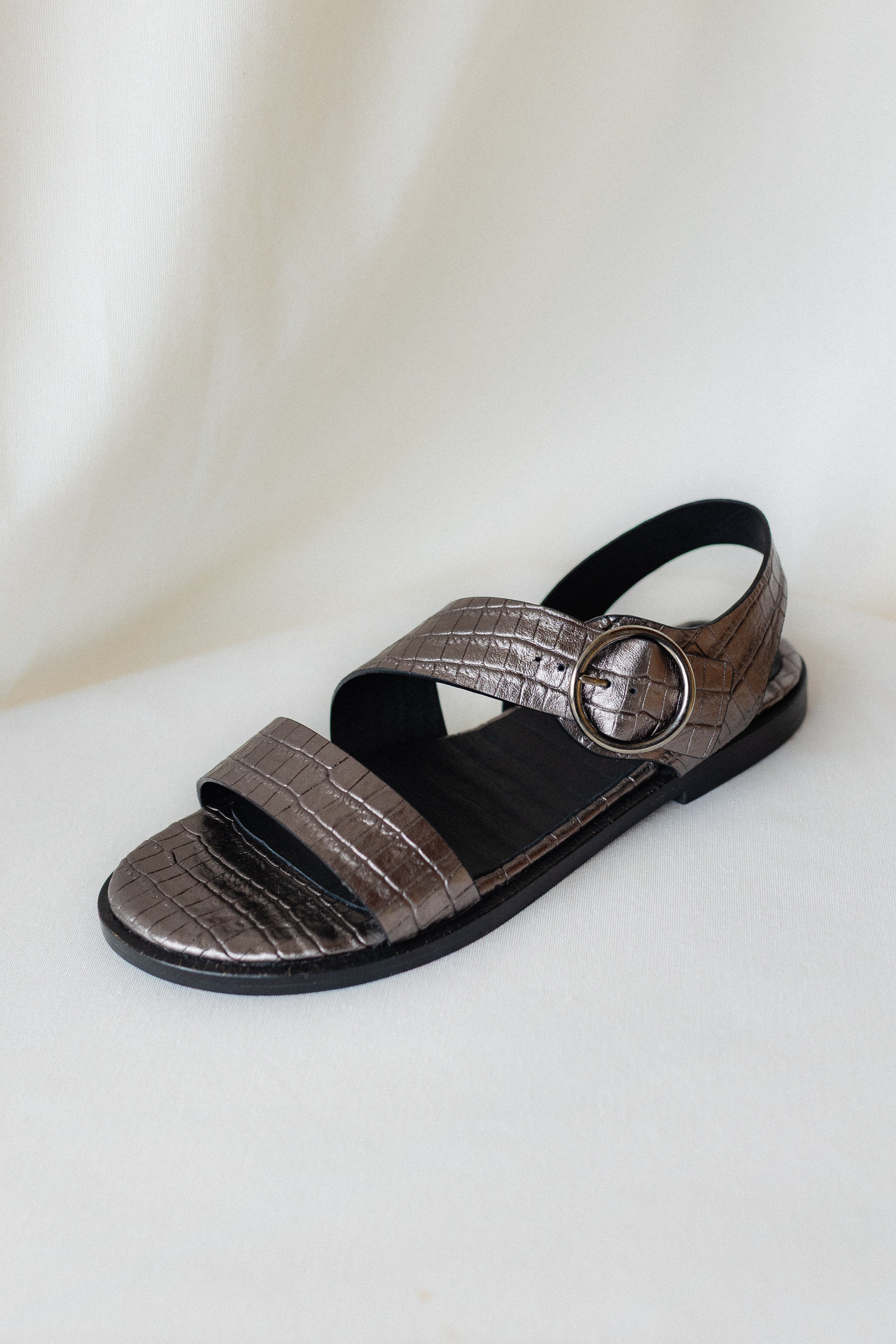 COSME FLAT SANDAL PLATINUM LAMINATED LEATHER
