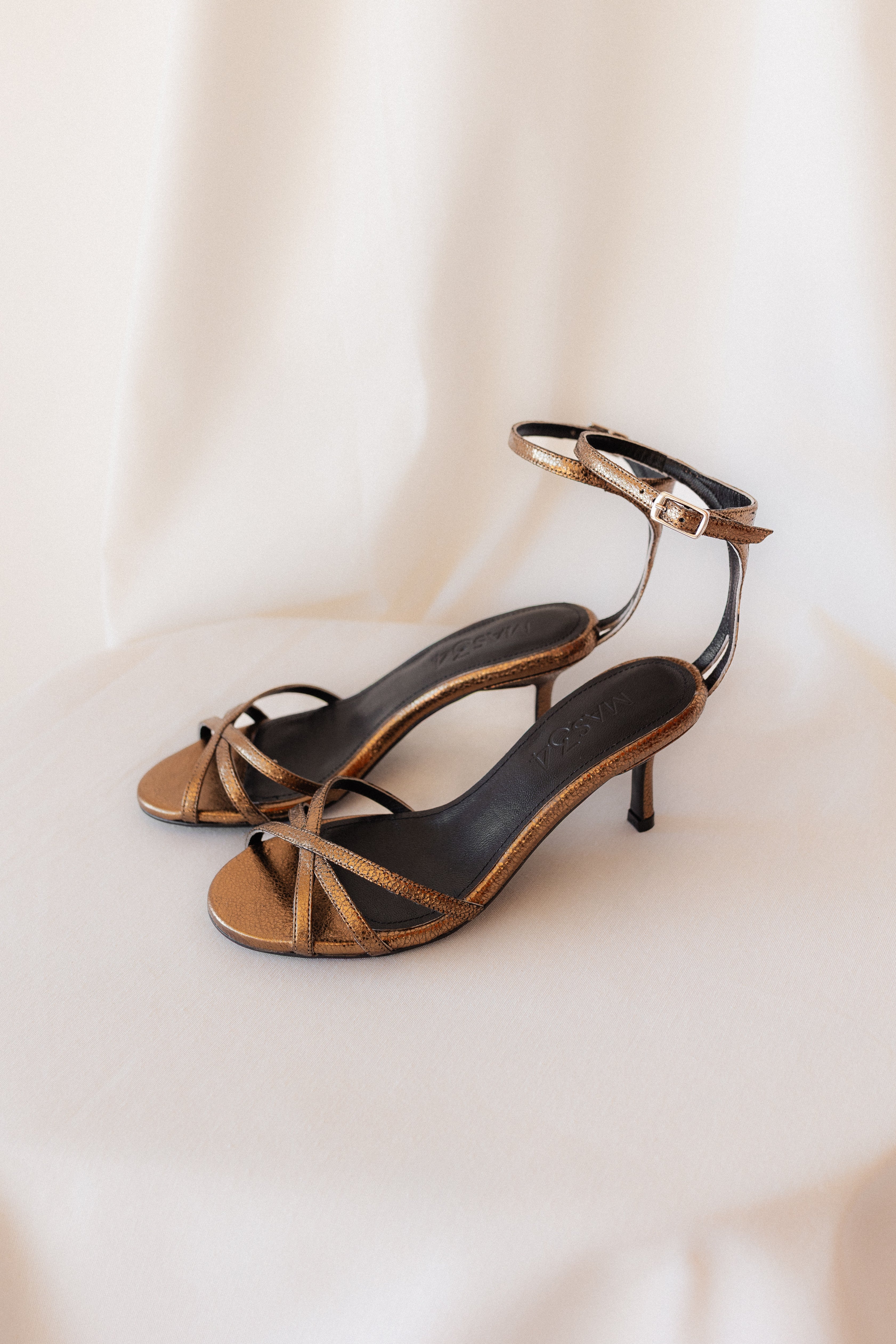 Sandalia de tacón medio en piel para eventos y verano color bronce.