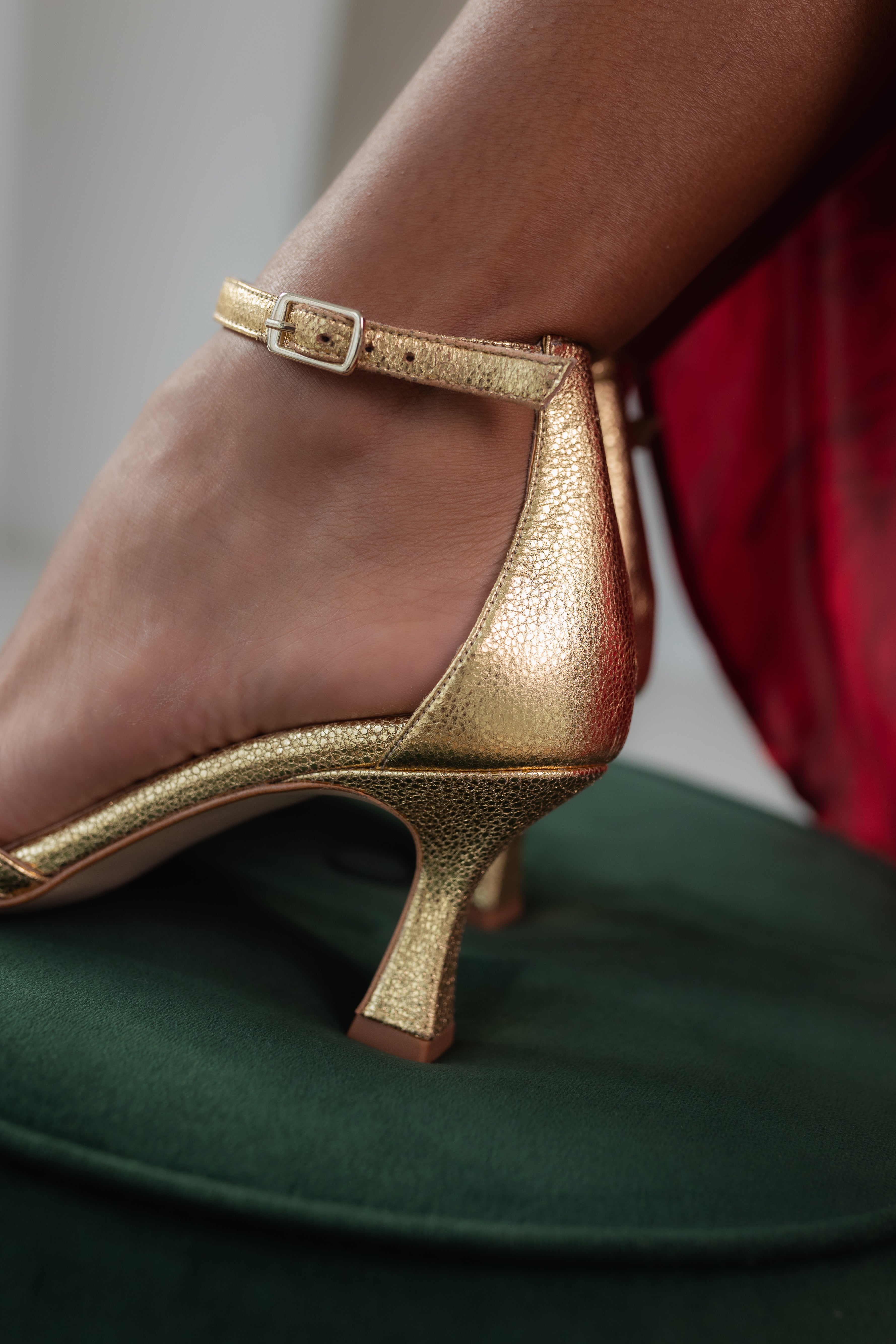 SANDALIA MIA PIEL EFECTO PITÓN ORO TACÓN 6CM