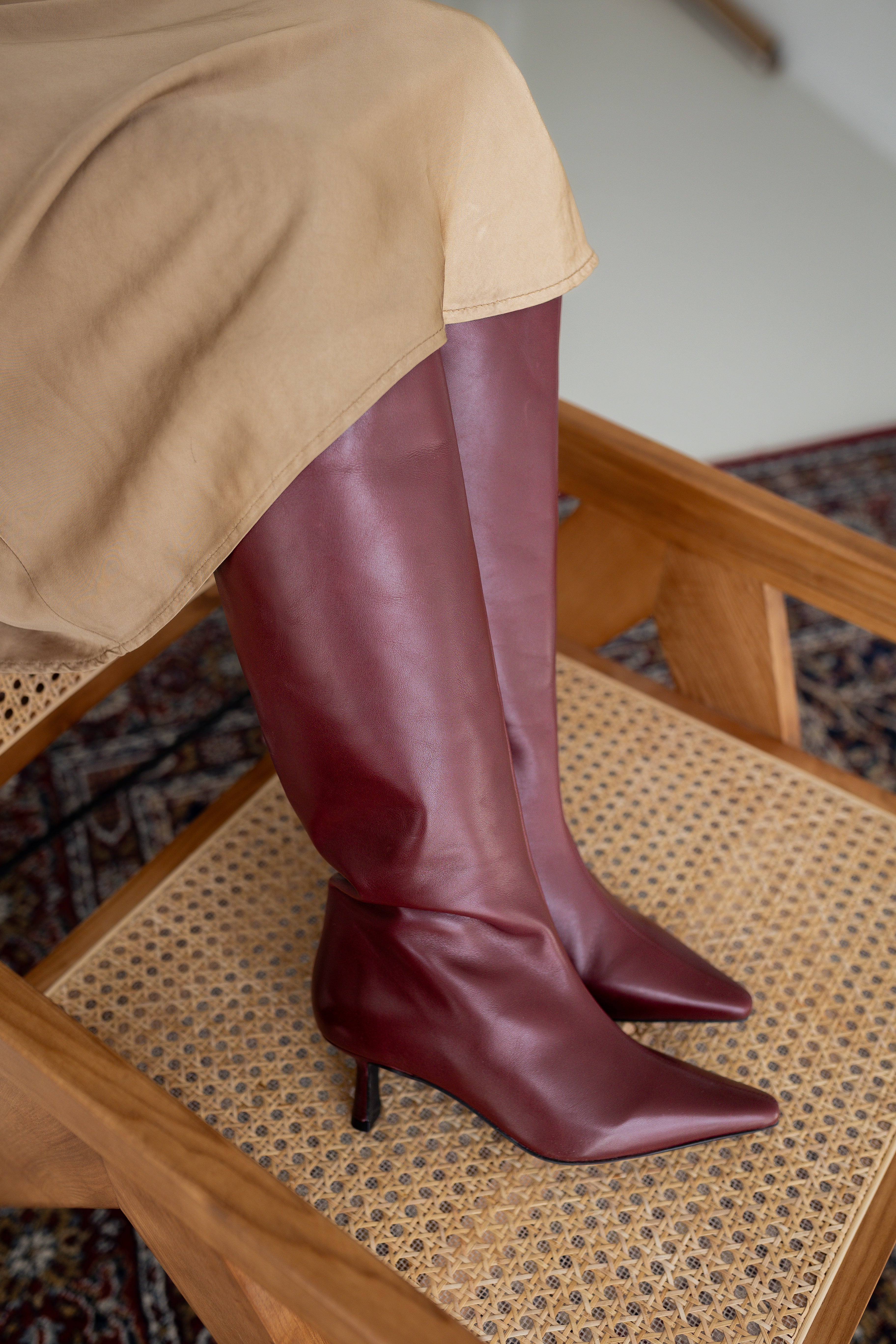 BOTA PEPA PIEL BURDEOS TACÓN MIDI 5CM