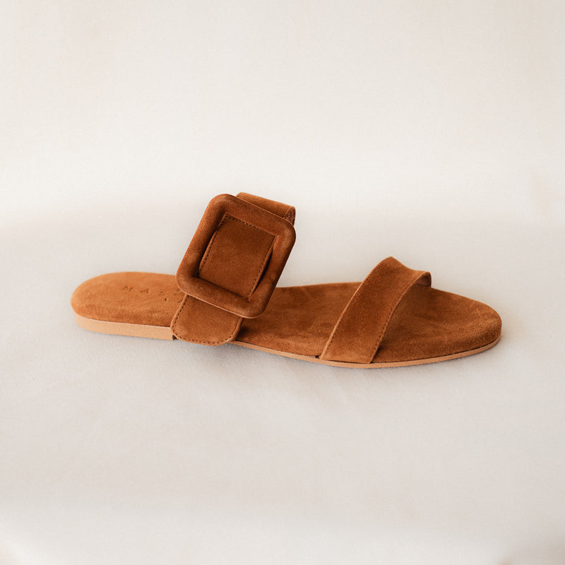 MARÍA FLAT SANDAL IN COGNAC SUEDE