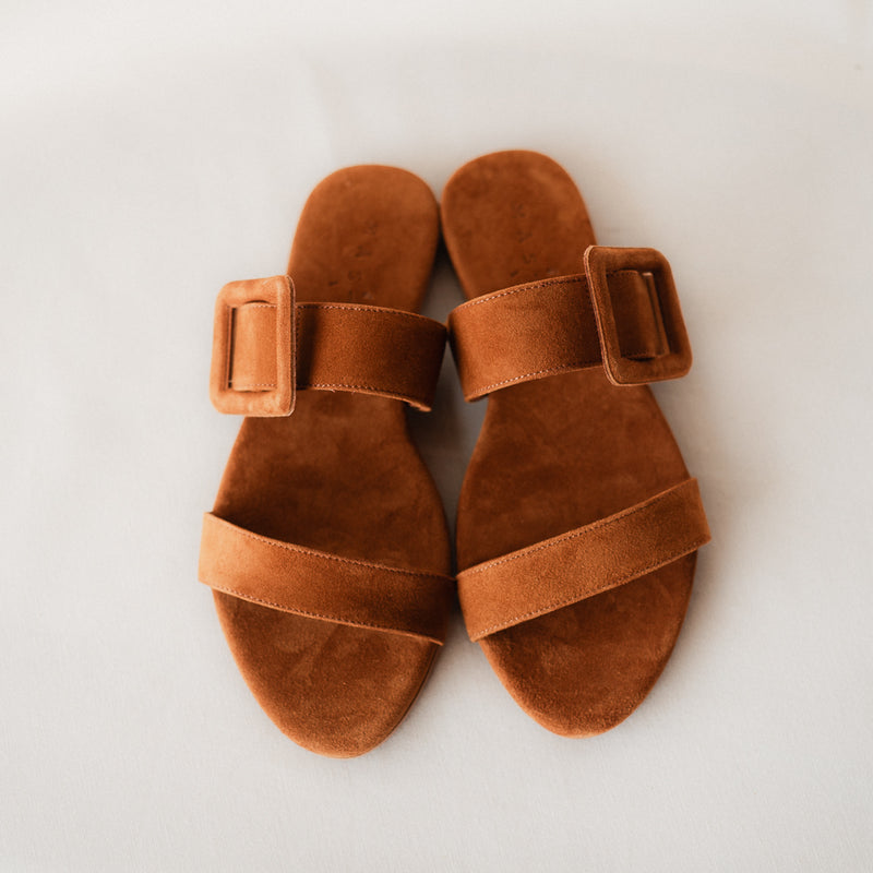 MARÍA FLAT SANDAL IN COGNAC SUEDE