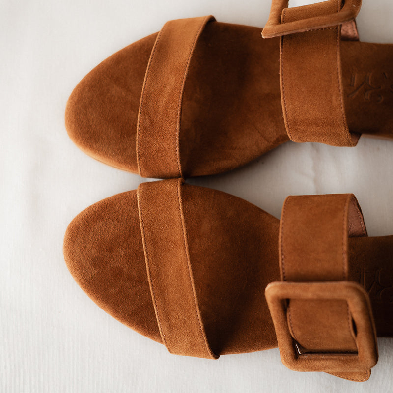 MARÍA FLAT SANDAL IN COGNAC SUEDE