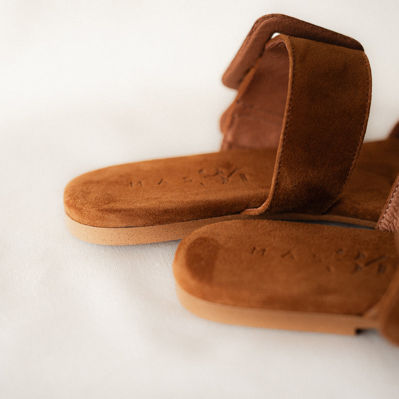 MARÍA FLAT SANDAL IN COGNAC SUEDE