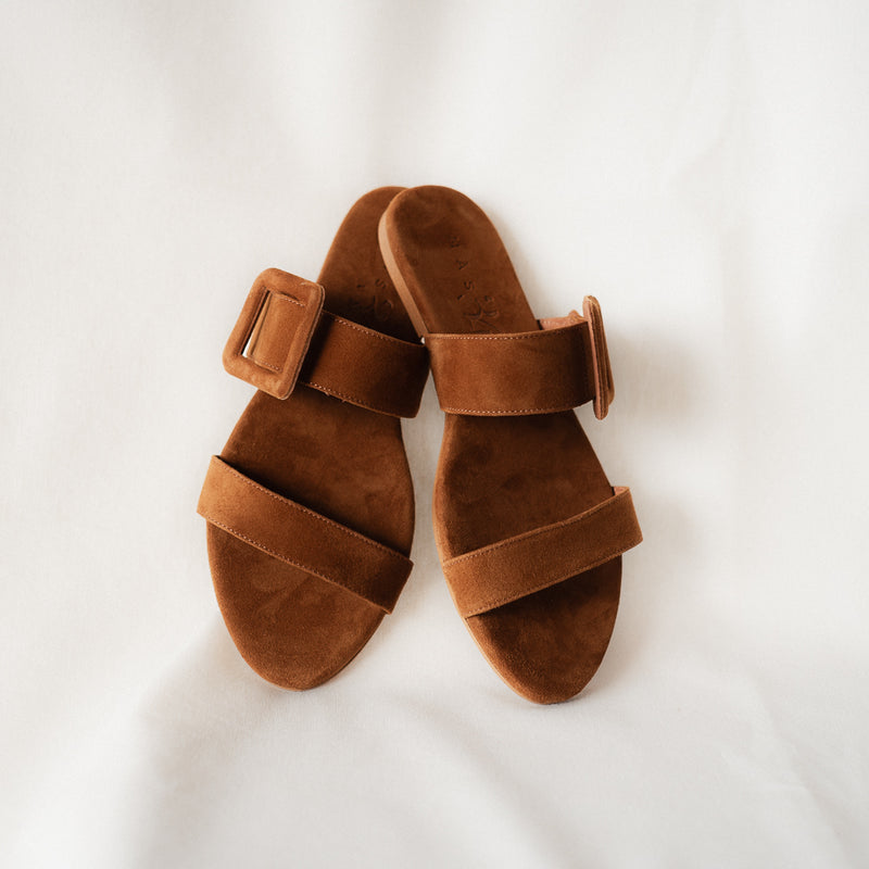 MARÍA FLAT SANDAL IN COGNAC SUEDE