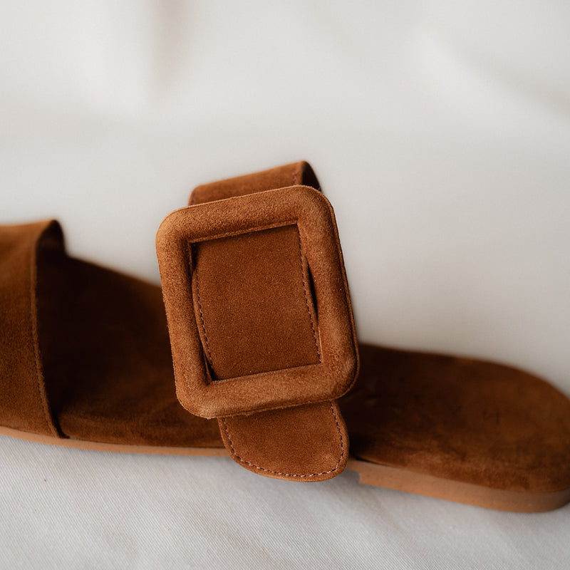 MARÍA FLAT SANDAL IN COGNAC SUEDE