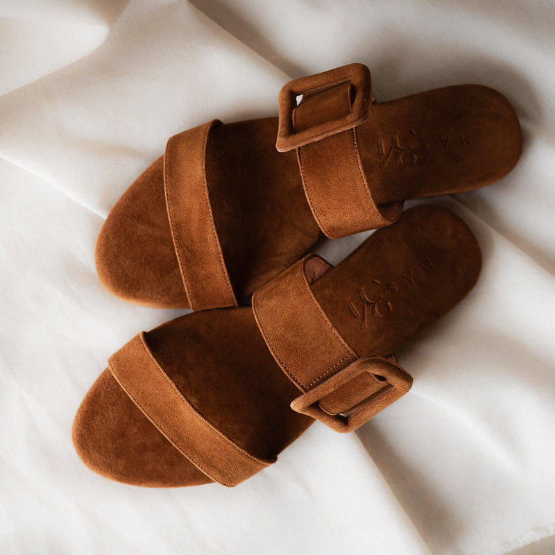 MARÍA FLAT SANDAL IN COGNAC SUEDE