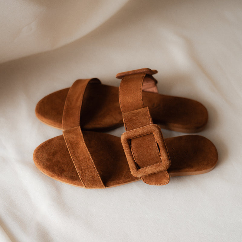 MARÍA FLAT SANDAL IN COGNAC SUEDE