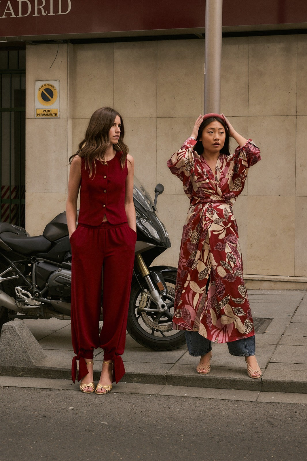 SANDALIA MIA PIEL EFECTO PITÓN ORO TACÓN 6CM