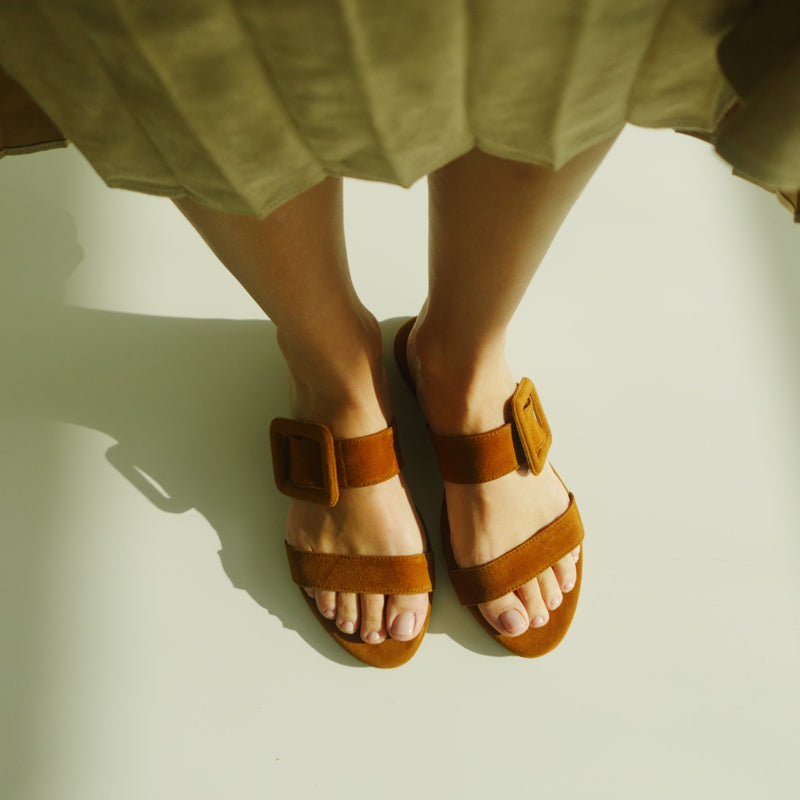 MARÍA FLAT SANDAL IN COGNAC SUEDE