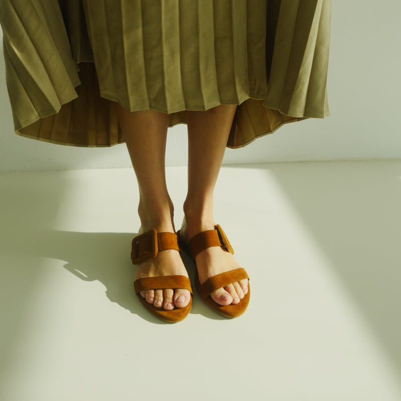 MARÍA FLAT SANDAL IN COGNAC SUEDE