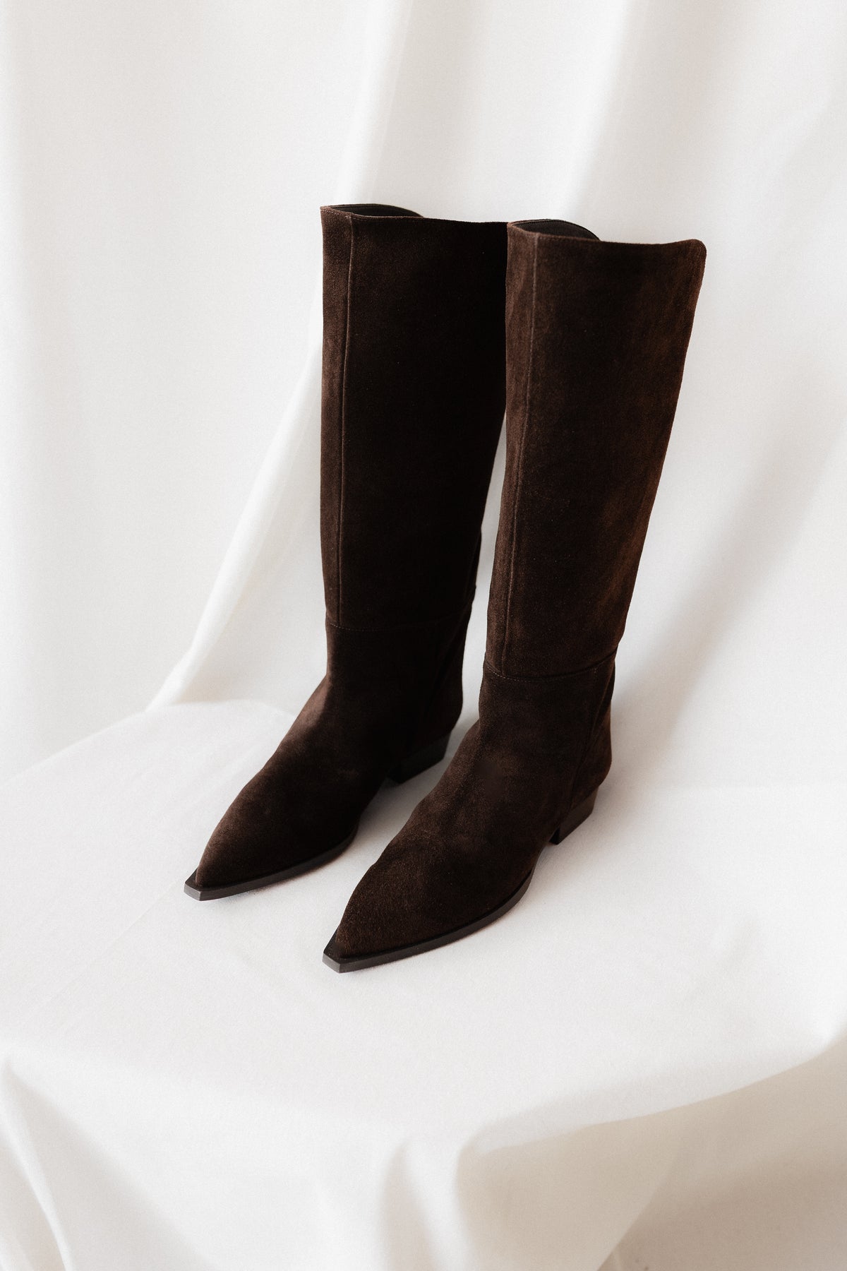 Bota Campera Ainhoa Ante Marrón Chocolate Tacón 2Cm