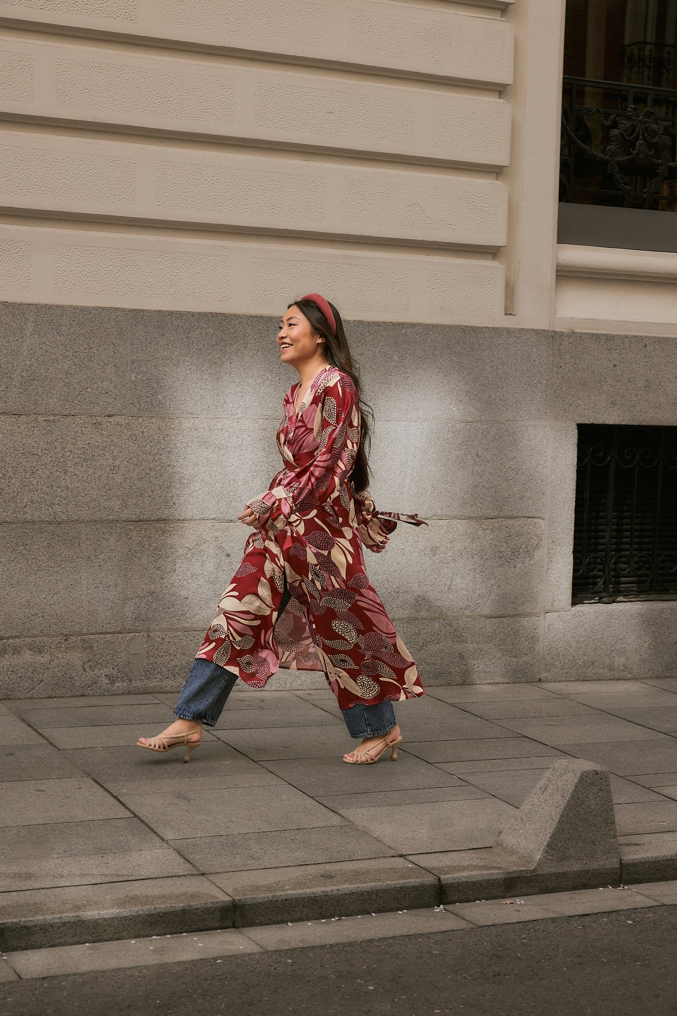 chica con vestido de flores rojas y unas sandalias de en piel de ante natural muy cómodas y elegantes