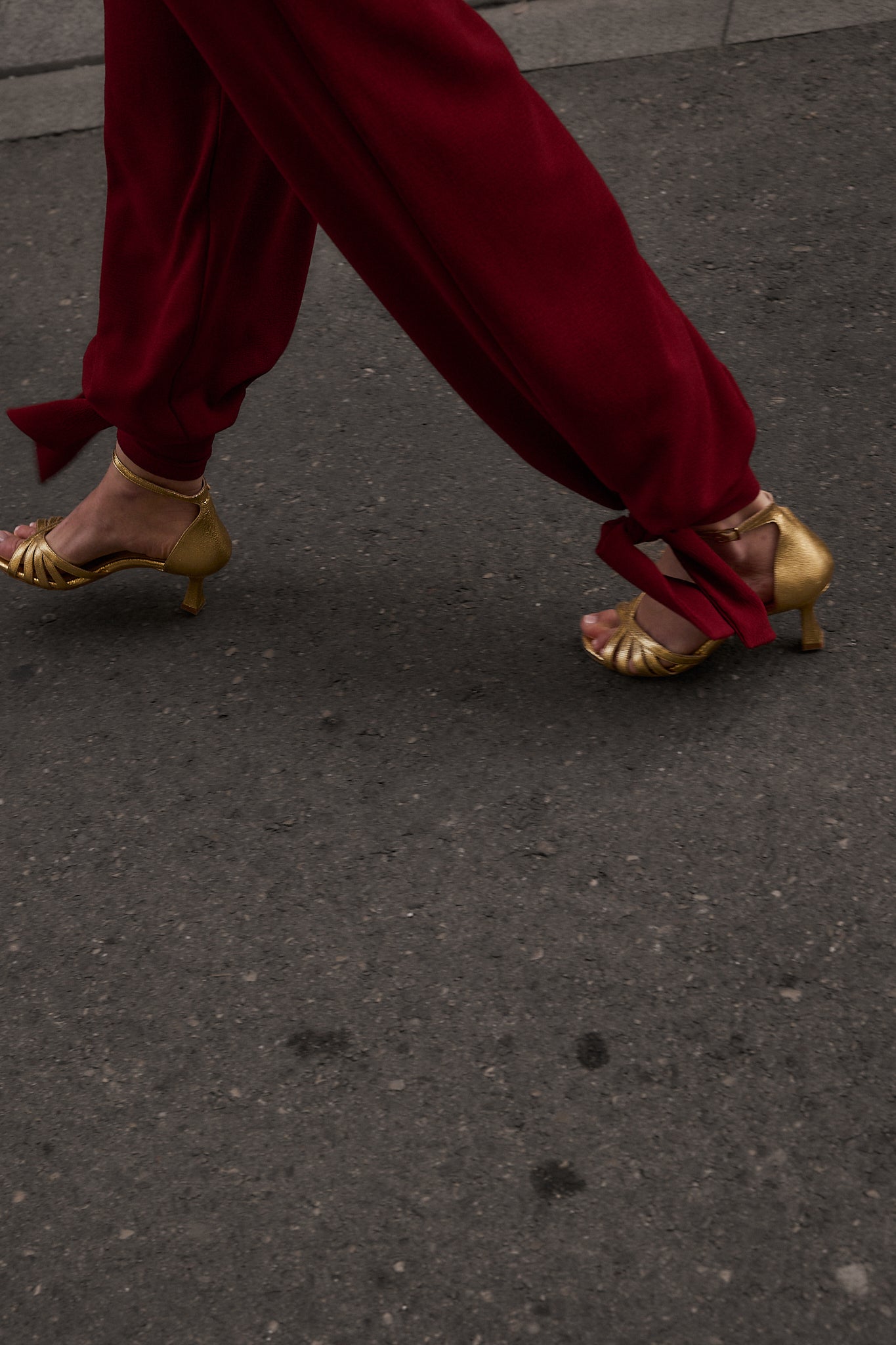 SANDALIA MIA PIEL EFECTO PITÓN ORO TACÓN 6CM