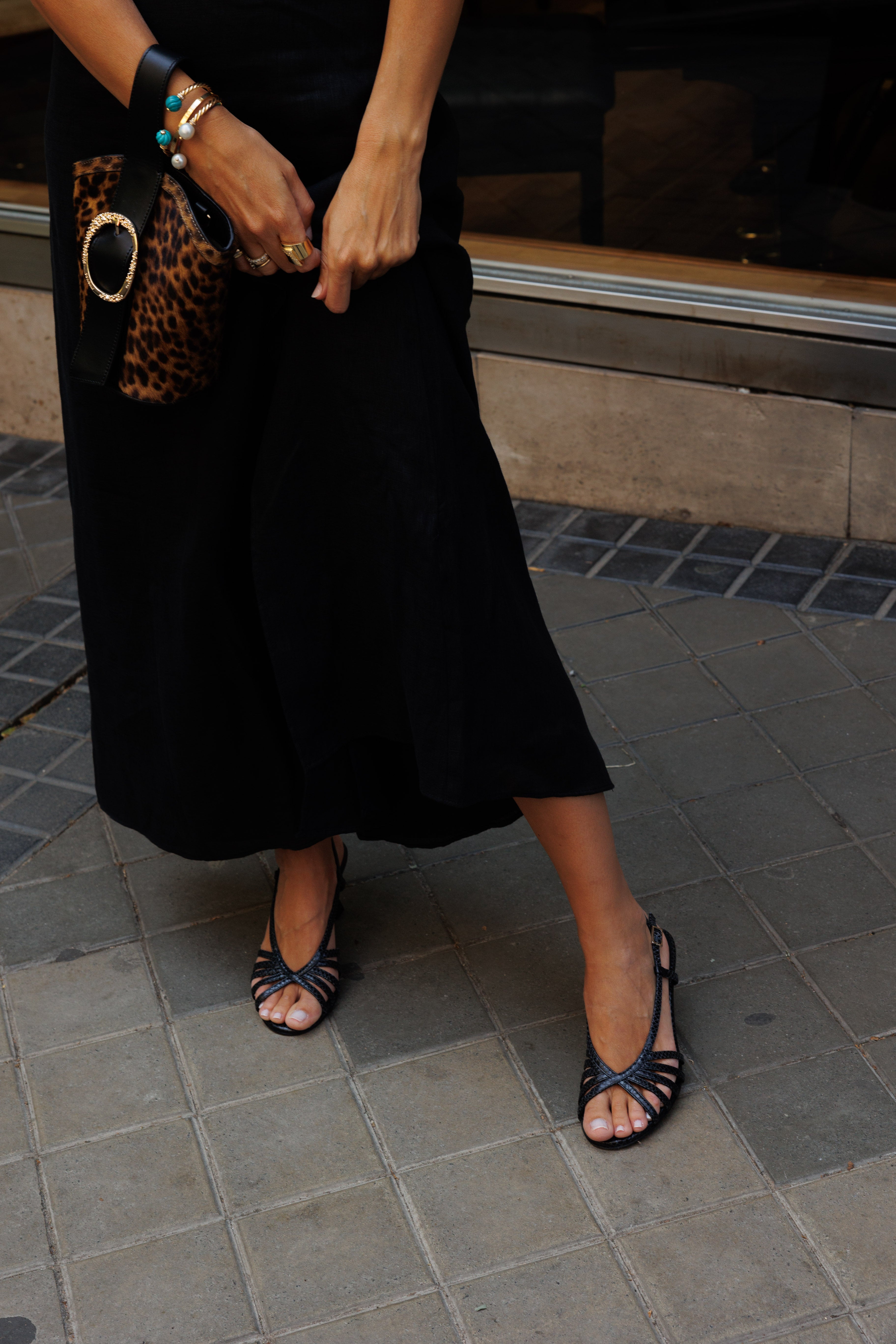 Sandalia de tacón medio en piel efecto coco negra