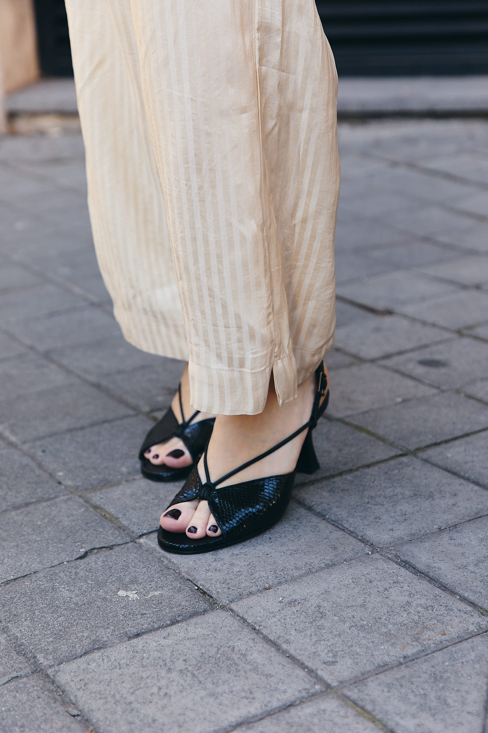 SANDÁLIA YUS PELE EFEITO PÍTON PRETA SALTO 6CM