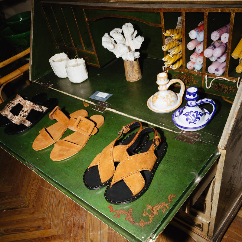 MARÍA FLAT SANDAL IN COGNAC SUEDE