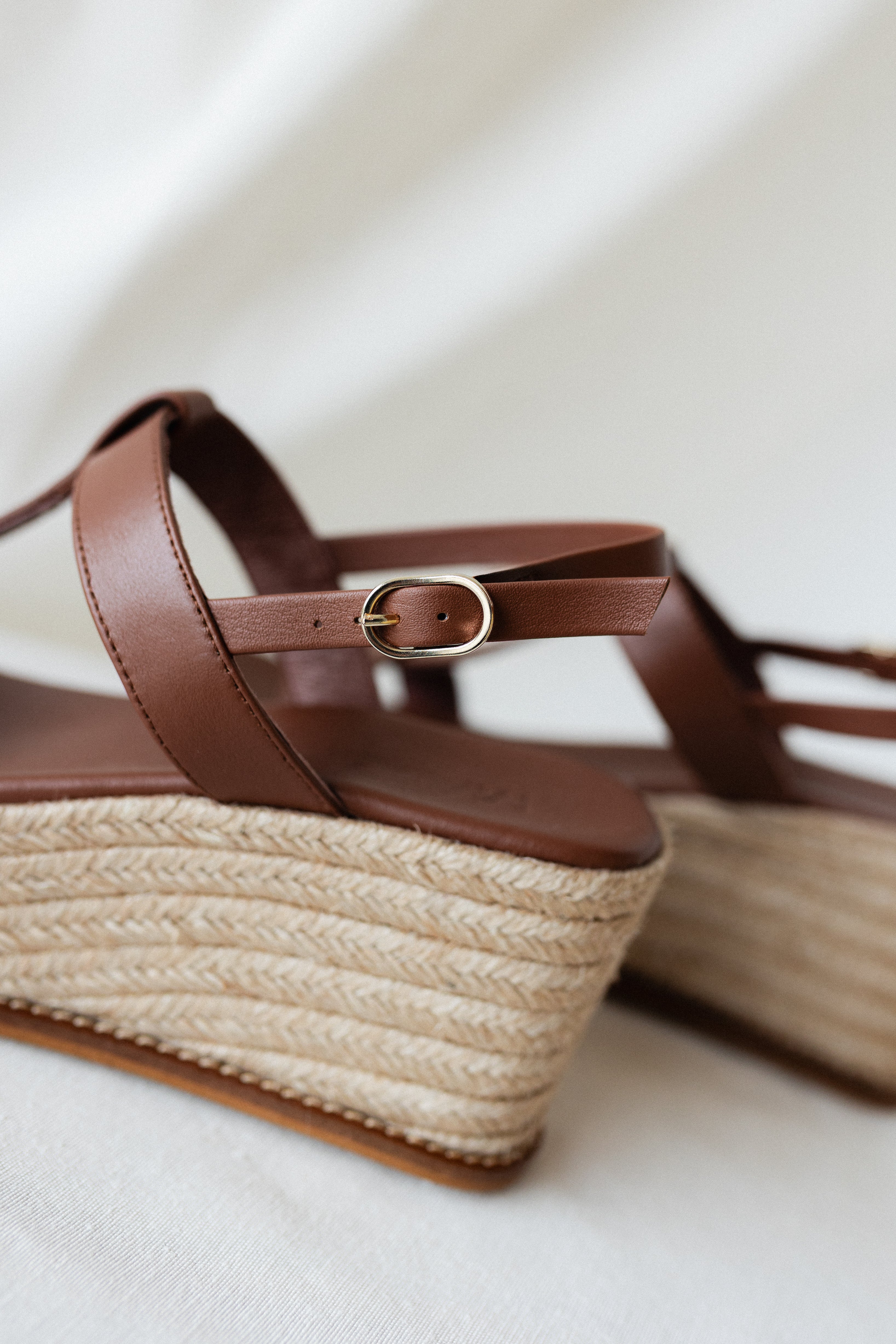 CUÑA VICTORIA PIEL MARRÓN 7,5CM